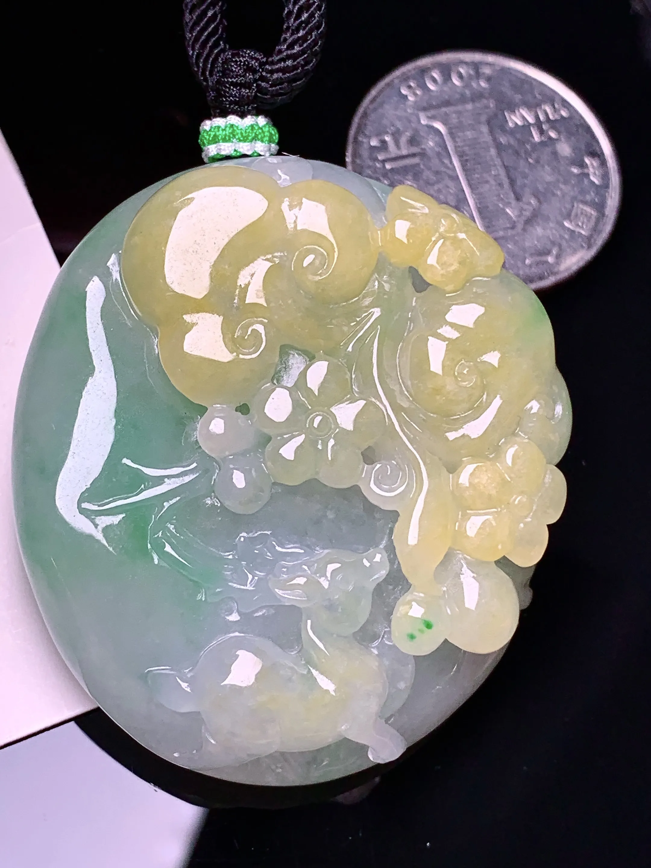 飘黄绿翡梅花鹿吊坠 玉质细腻 色泽清新艳丽 整体尺寸47*42*15.6