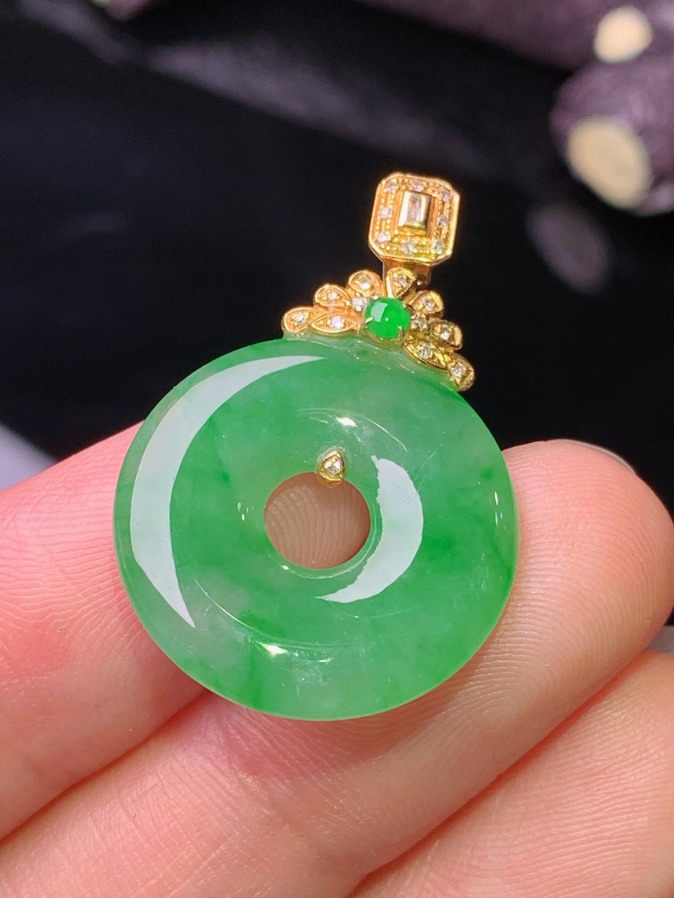 18k金钻镶嵌翠绿平安扣吊坠 玉质细腻 色泽清新艳丽 整体尺寸29.3*19.5*3.5
