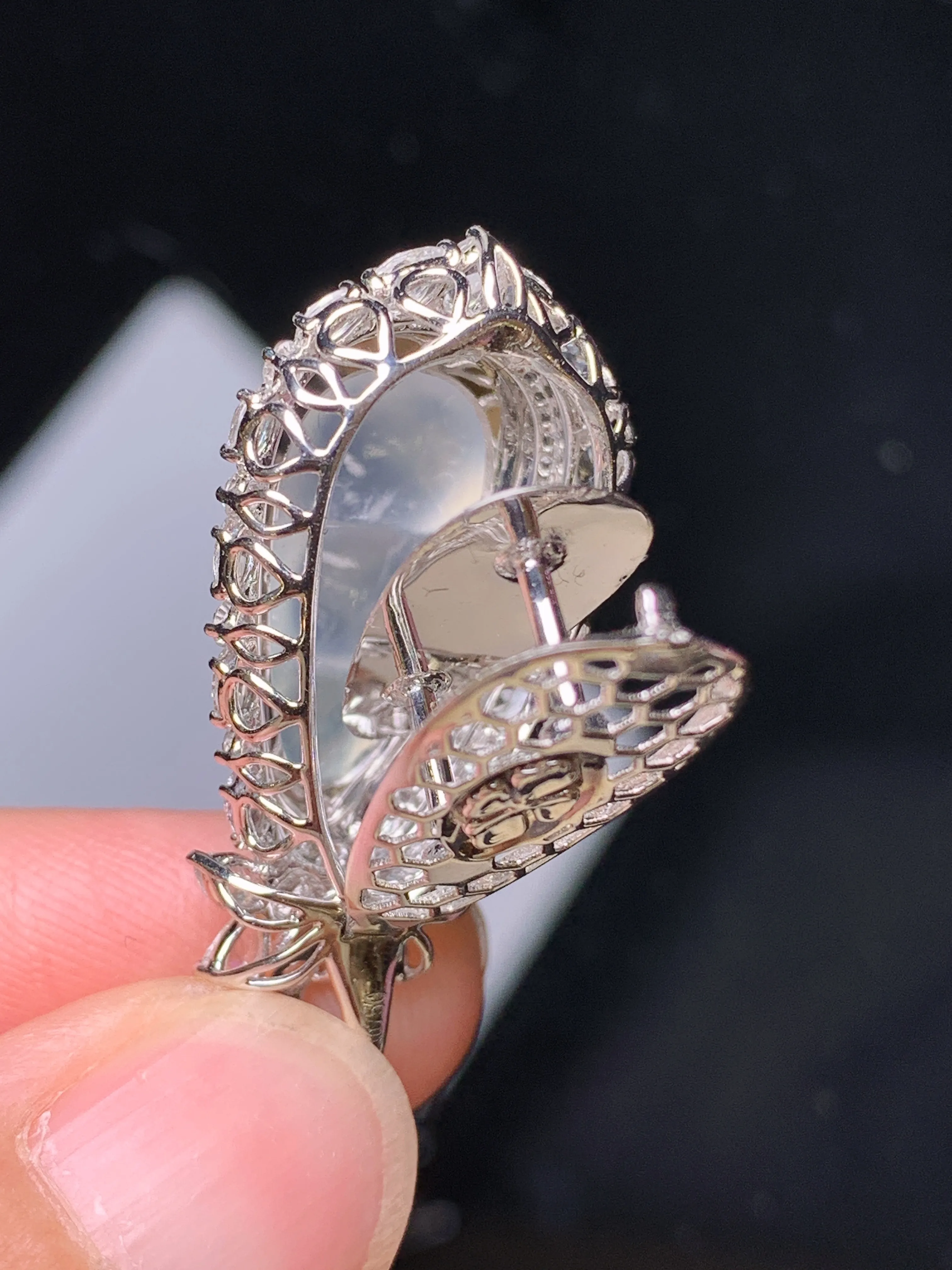 18k金钻镶嵌冰种四季豆吊坠 玉质细腻 色泽清新艳丽 整体尺寸31.8*16*12.6