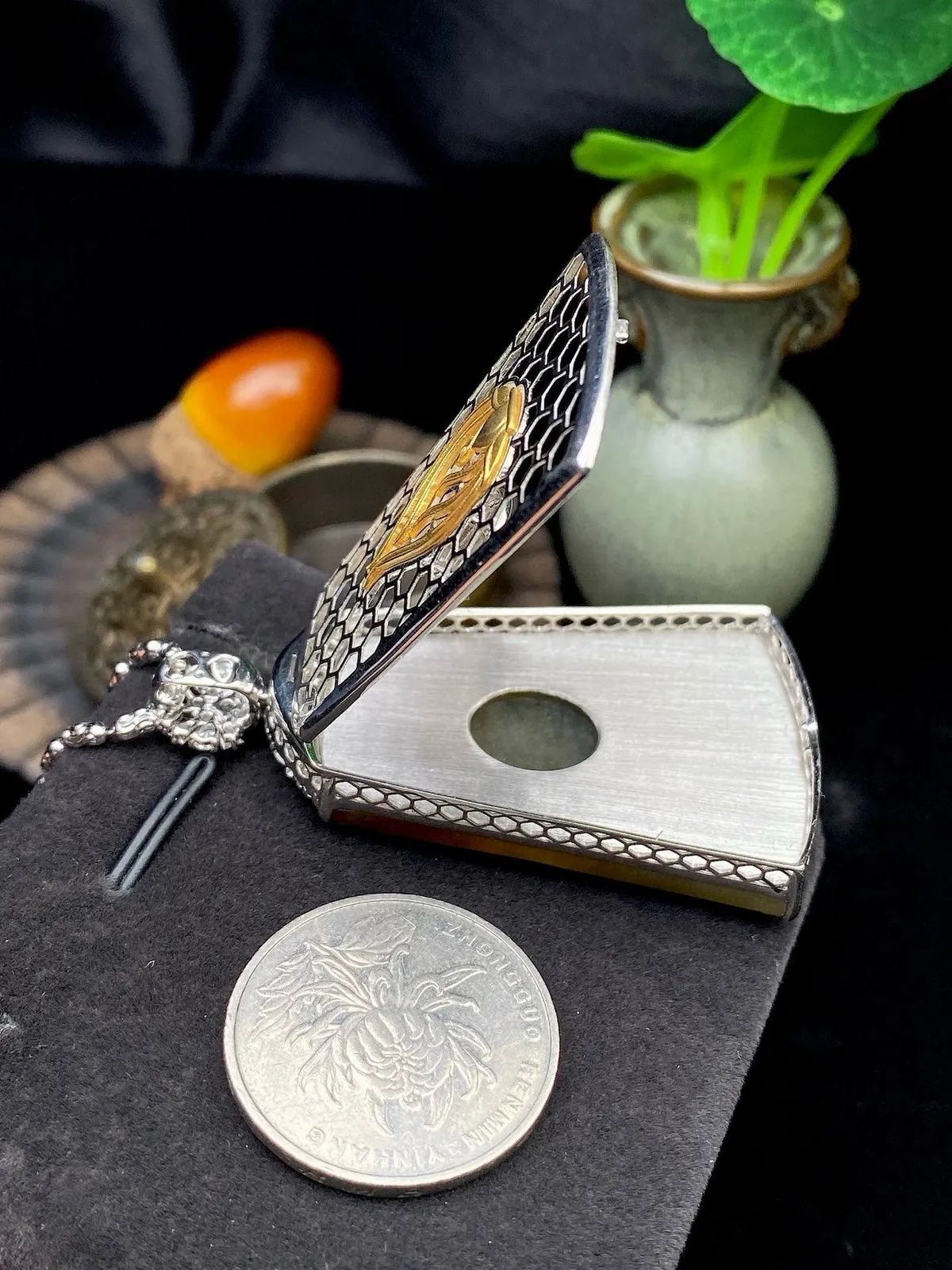 【冰种黄翡山水牌】雕刻很漂亮，细节到位，种水色泽都很不错，经典作品，推荐佩戴。18k金钻镶嵌，裸石尺寸43*31.2*4.8毫米