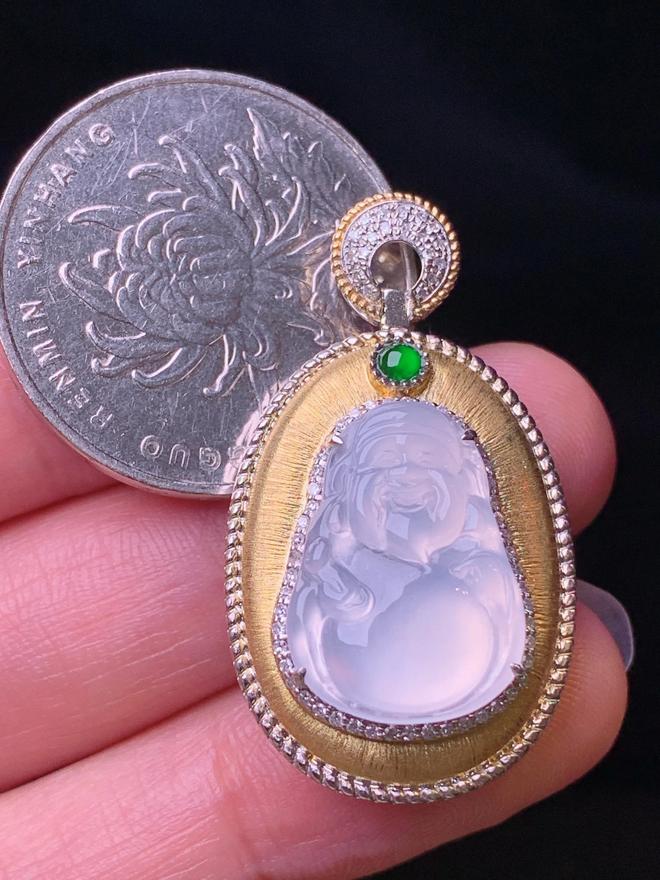 18k金钻镶嵌冰种财神吊坠 玉质细腻 色泽清新艳丽 整体尺寸34*19.3*8.8