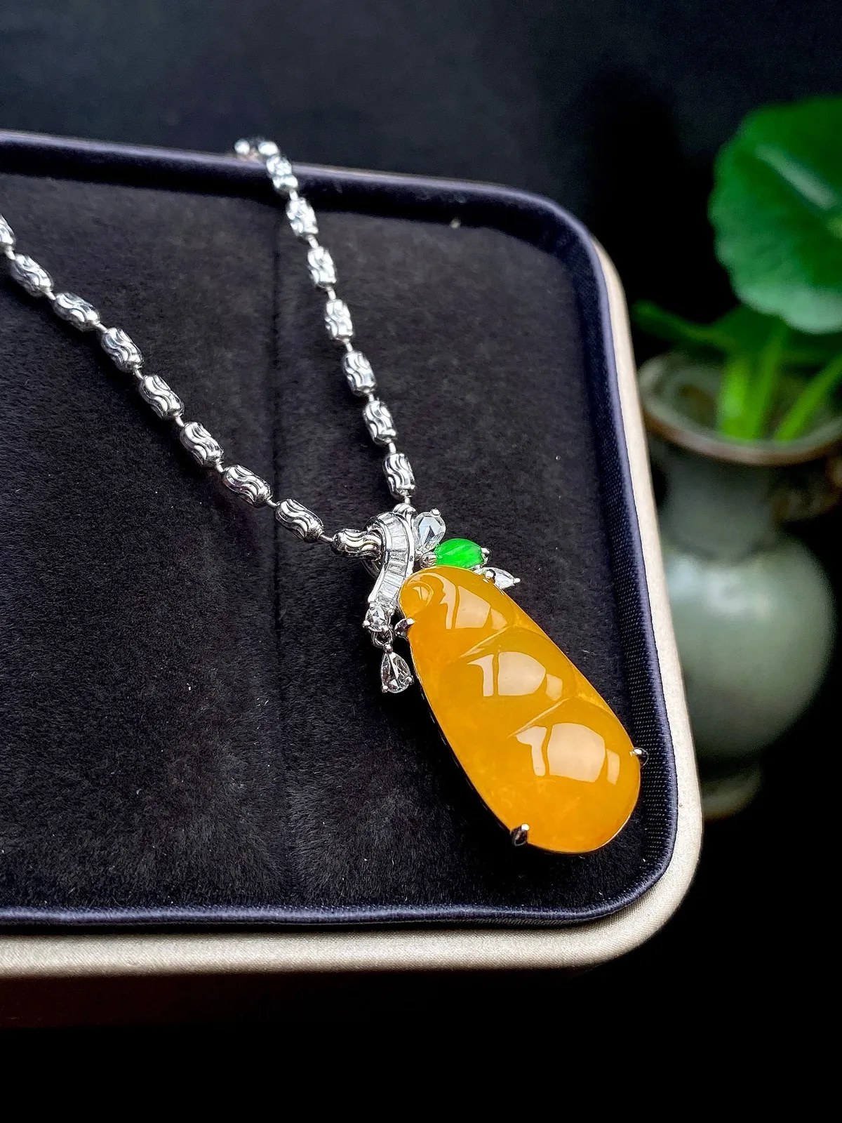 【冰种黄翡福豆吊坠】质地细腻，冰感十足，晶莹透亮，18K金钻镶嵌，裸石尺寸21.1*10.2*4.3