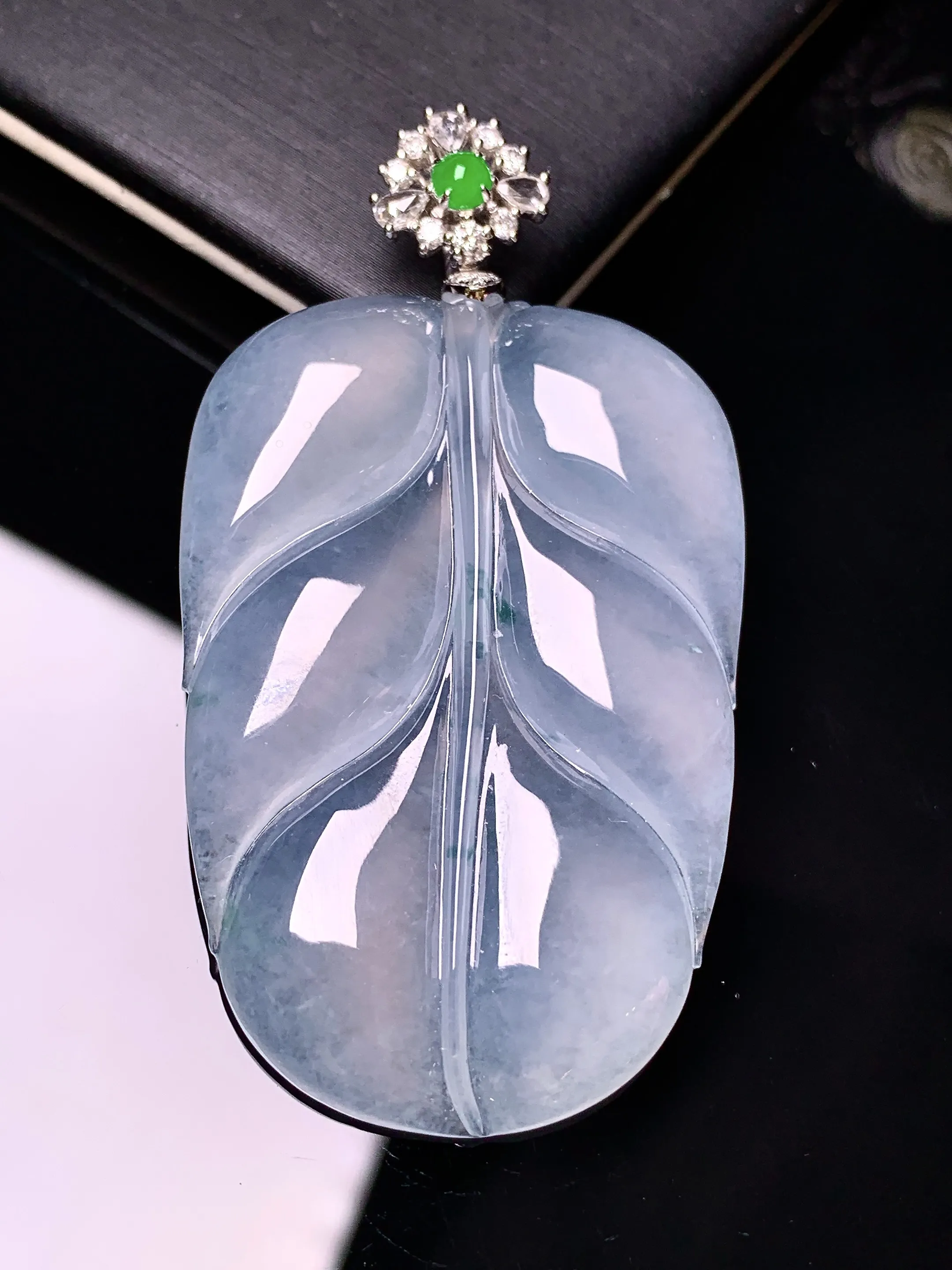 18k金钻镶嵌冰种树叶吊坠 玉质细腻 色泽清新艳丽 整体尺寸57.2*31.3*5.2