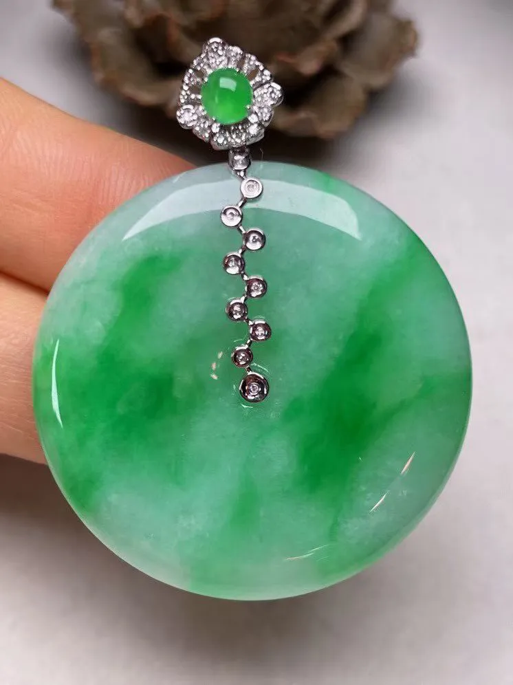 冰糯种辣色平安扣吊坠、真金真钻镶嵌，种水好，玉质细腻 .裸石尺寸 35.2.