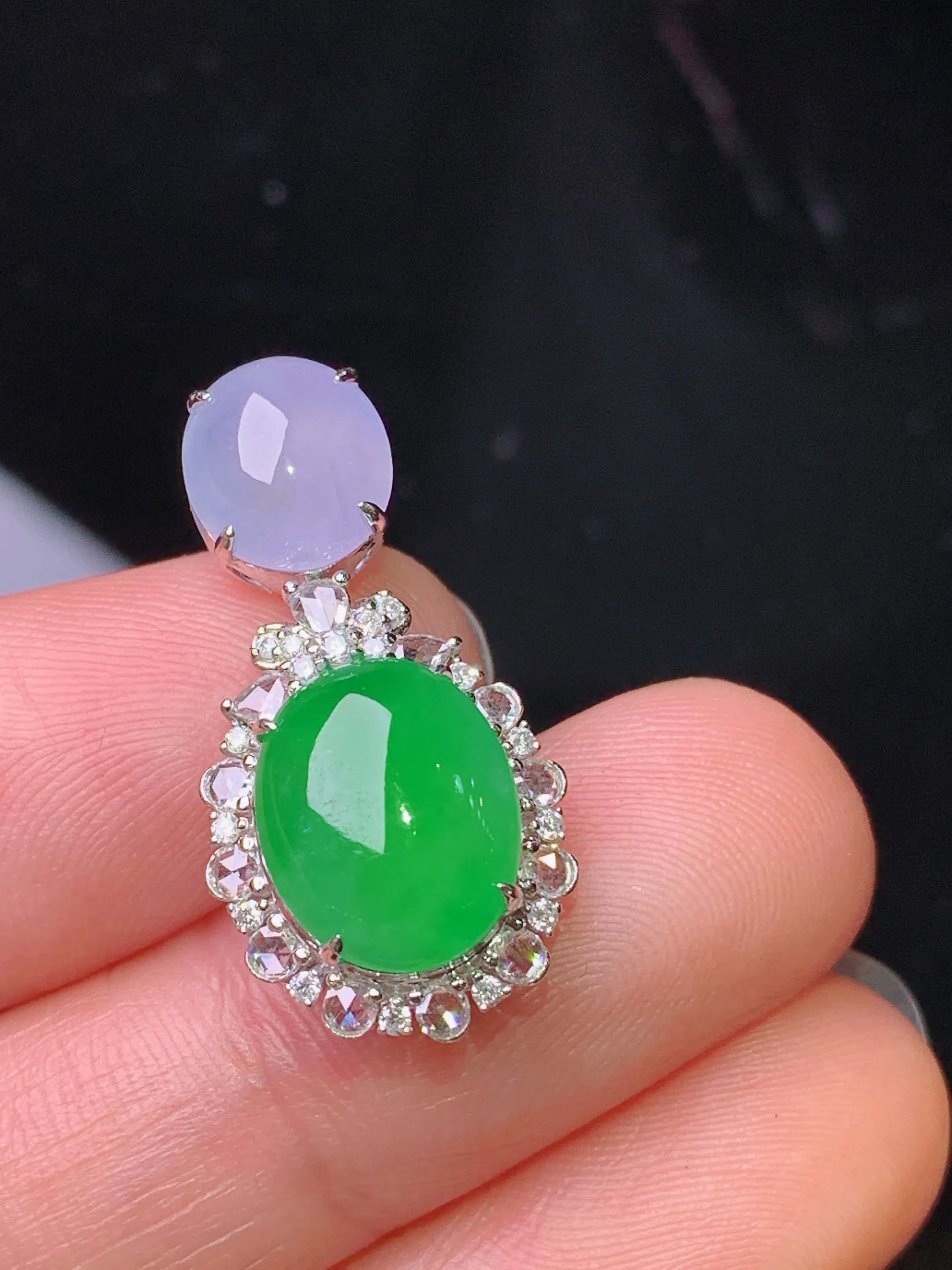 18k金钻镶嵌满绿蛋面吊坠 玉质细腻 色泽清新艳丽 整体尺寸25.8*13*9