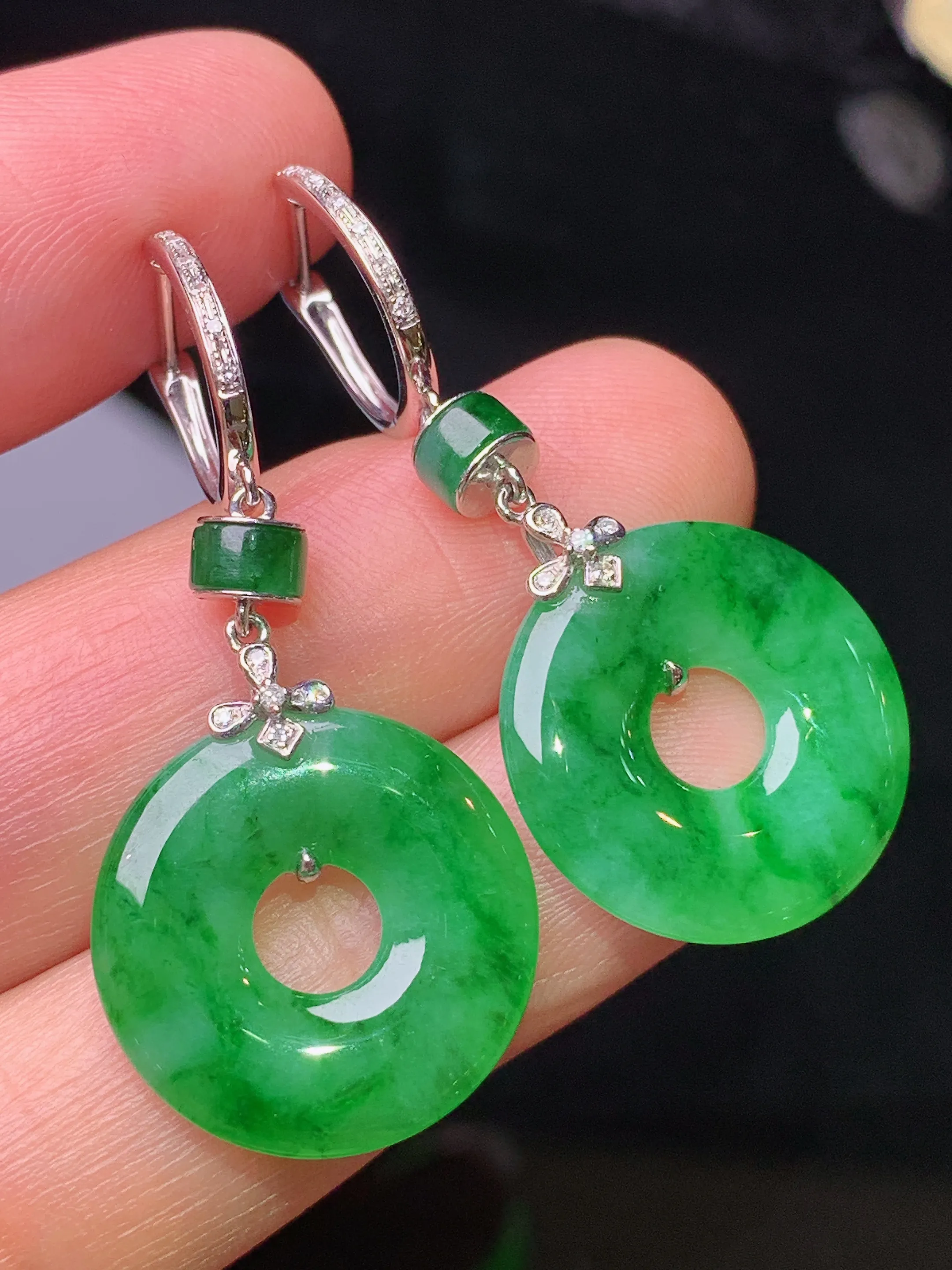 18k金钻镶嵌满绿平安扣耳坠 玉质细腻 色泽清新艳丽 整体尺寸38.8*17.5*3