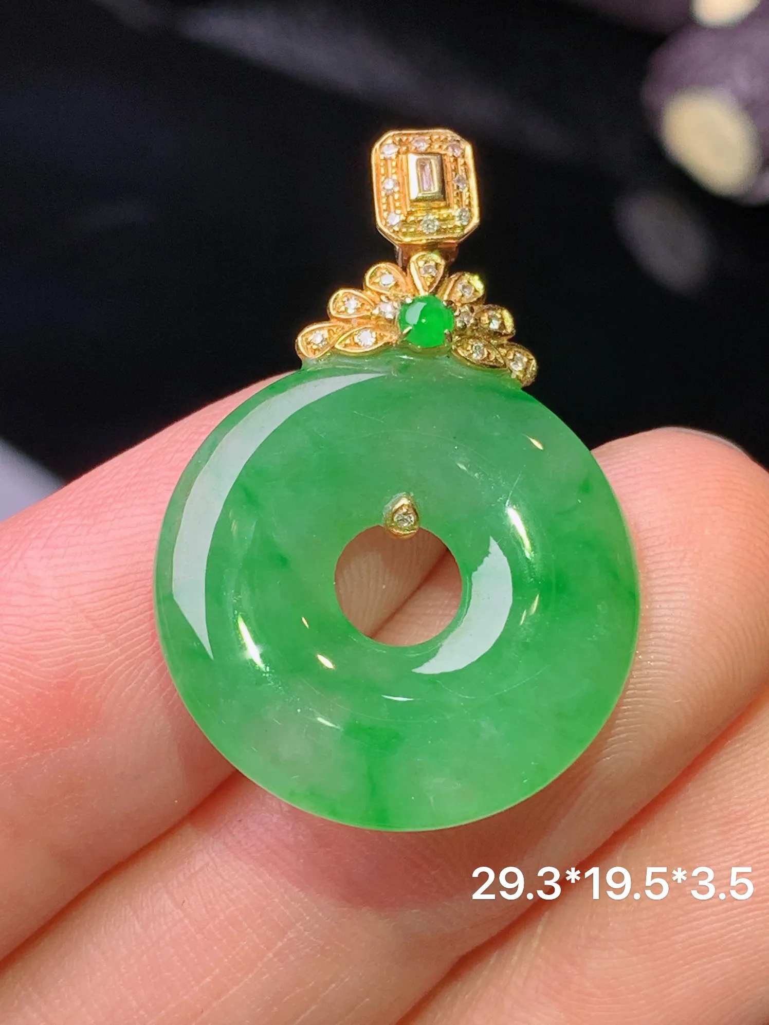 18k金钻镶嵌翠绿平安扣吊坠 玉质细腻 色泽清新艳丽 整体尺寸29.3*19.5*3.5