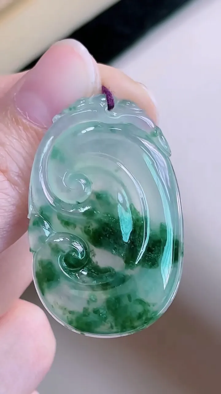 【翡翠名称】老坑种冰飘花如意翡翠吊坠
【翡翠尺寸】36.8/23.6/3.6mm
【翡翠描述】宝贝种