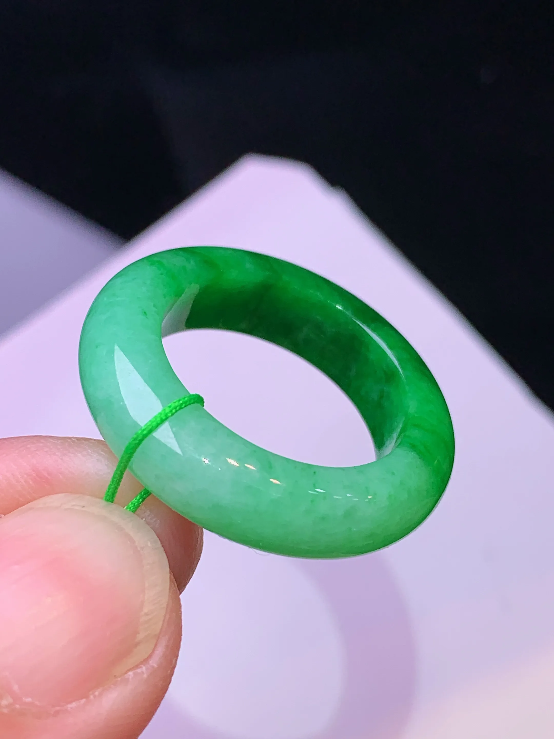 满绿指环 玉质细腻 色泽清新艳丽 圈口13.5 整体尺寸25*5.6*4.2