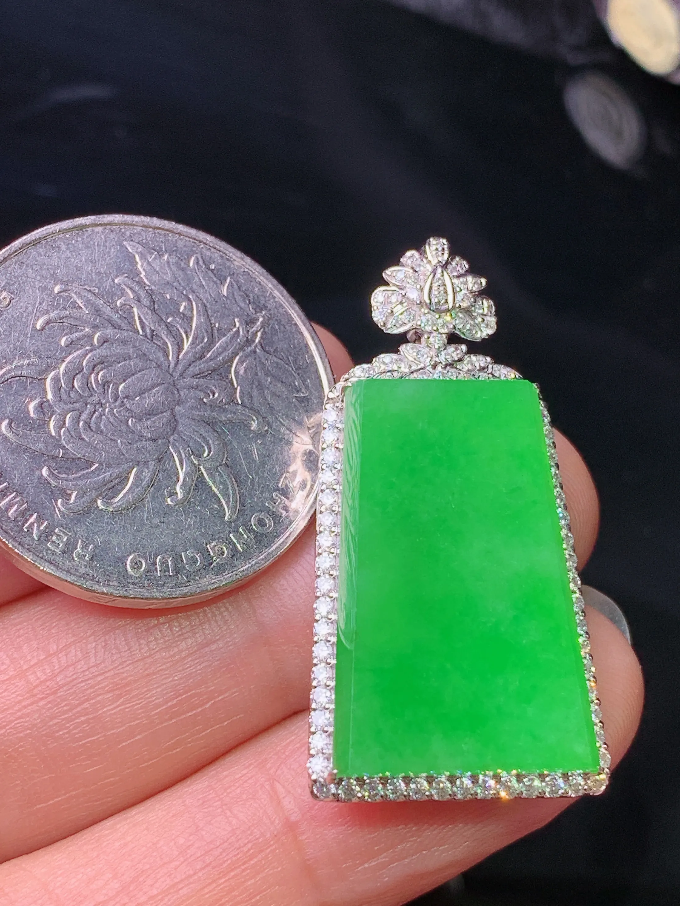 18k金钻镶嵌翠绿无事牌吊坠 玉质细腻 色泽清新艳丽 整体尺寸34.2*17.2*6.6