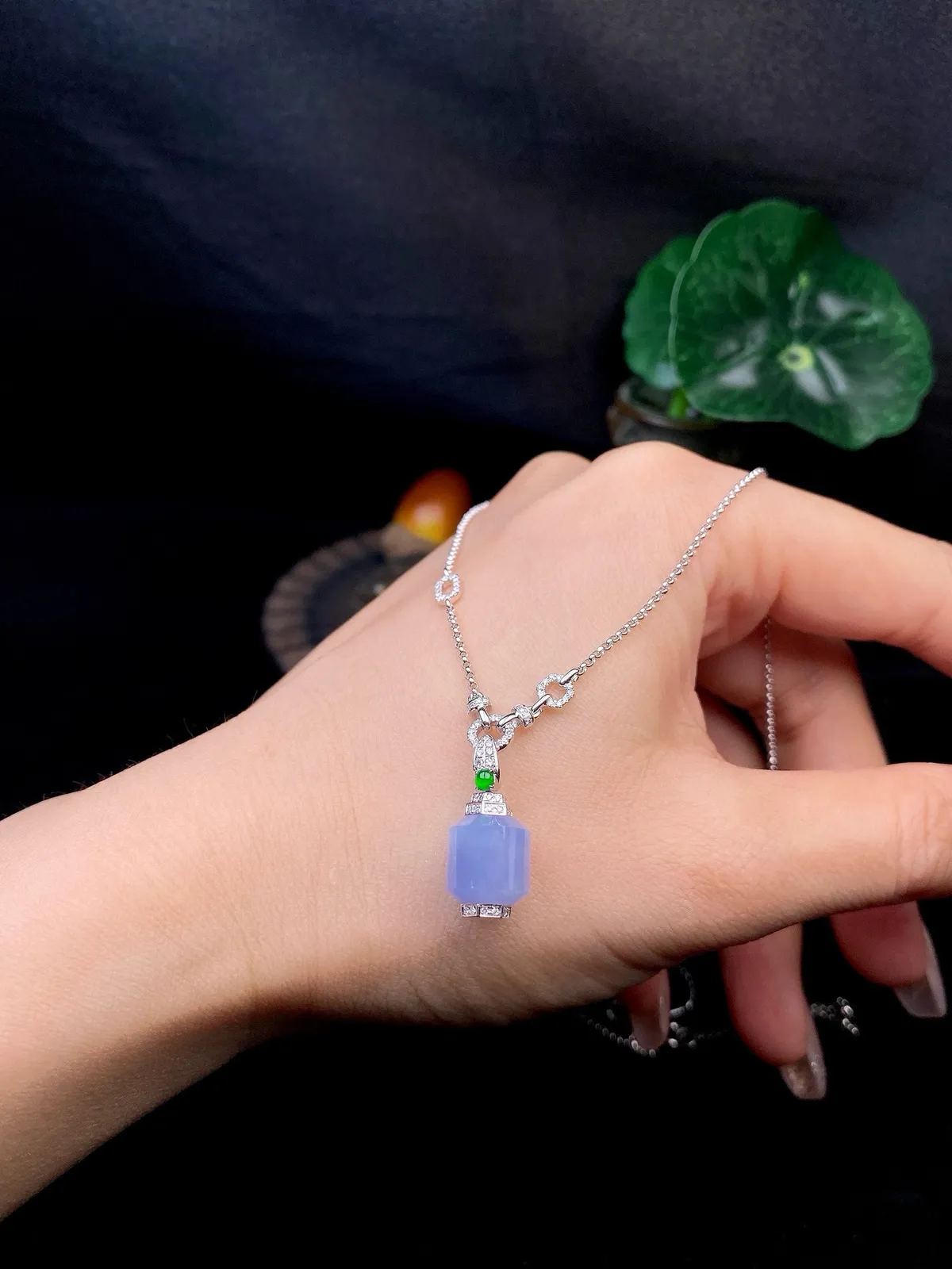 【冰种紫罗兰路路通锁骨链】种地上乘，冰感十足，通透起光，饱满圆润，18k金钻镶嵌，裸石尺寸9*8.9*8.9毫米。