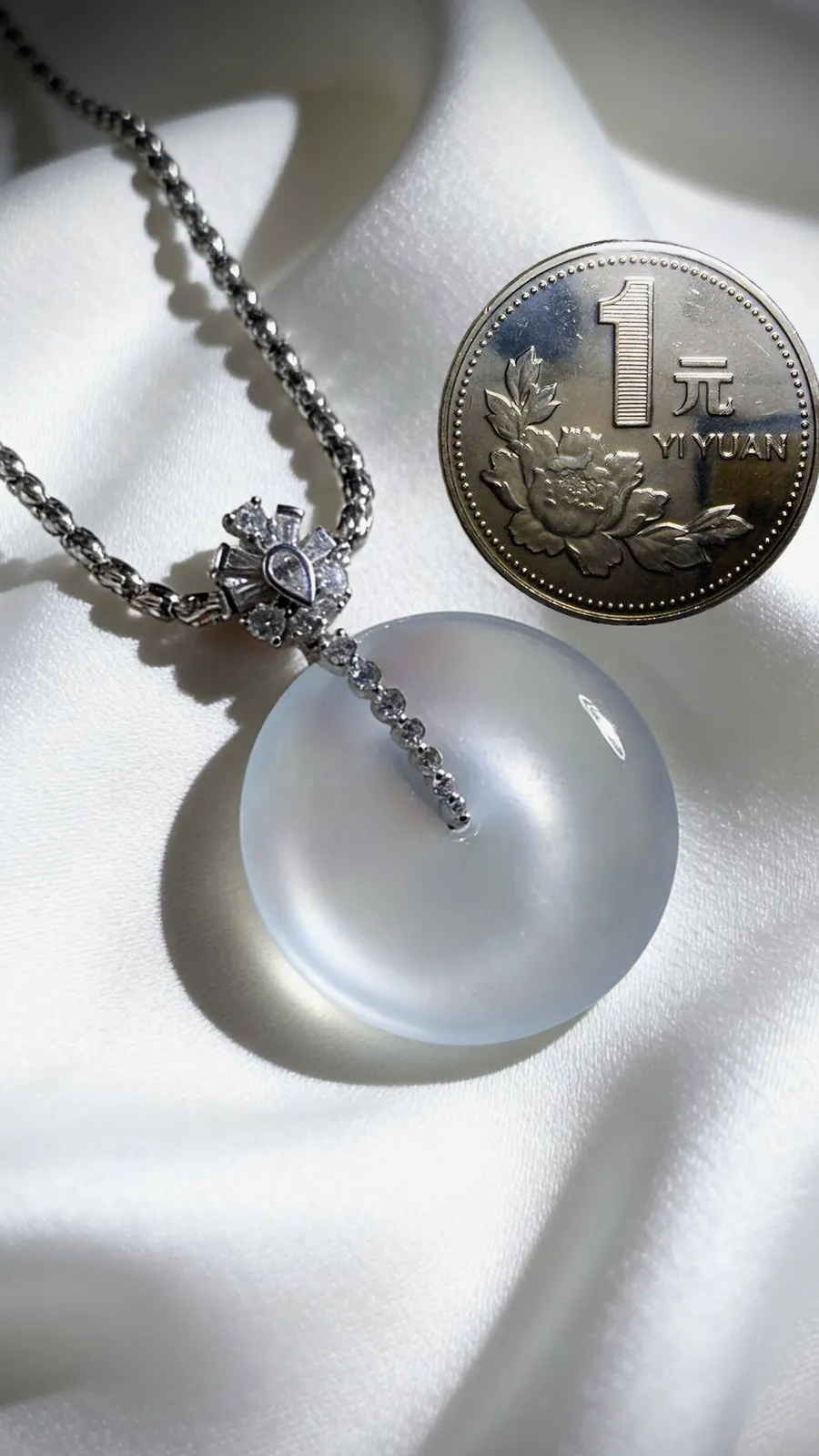 白冰平安扣子，36.5-裸石26.8-5.2mm，
18K金，南非钻，8.88g，图示为链