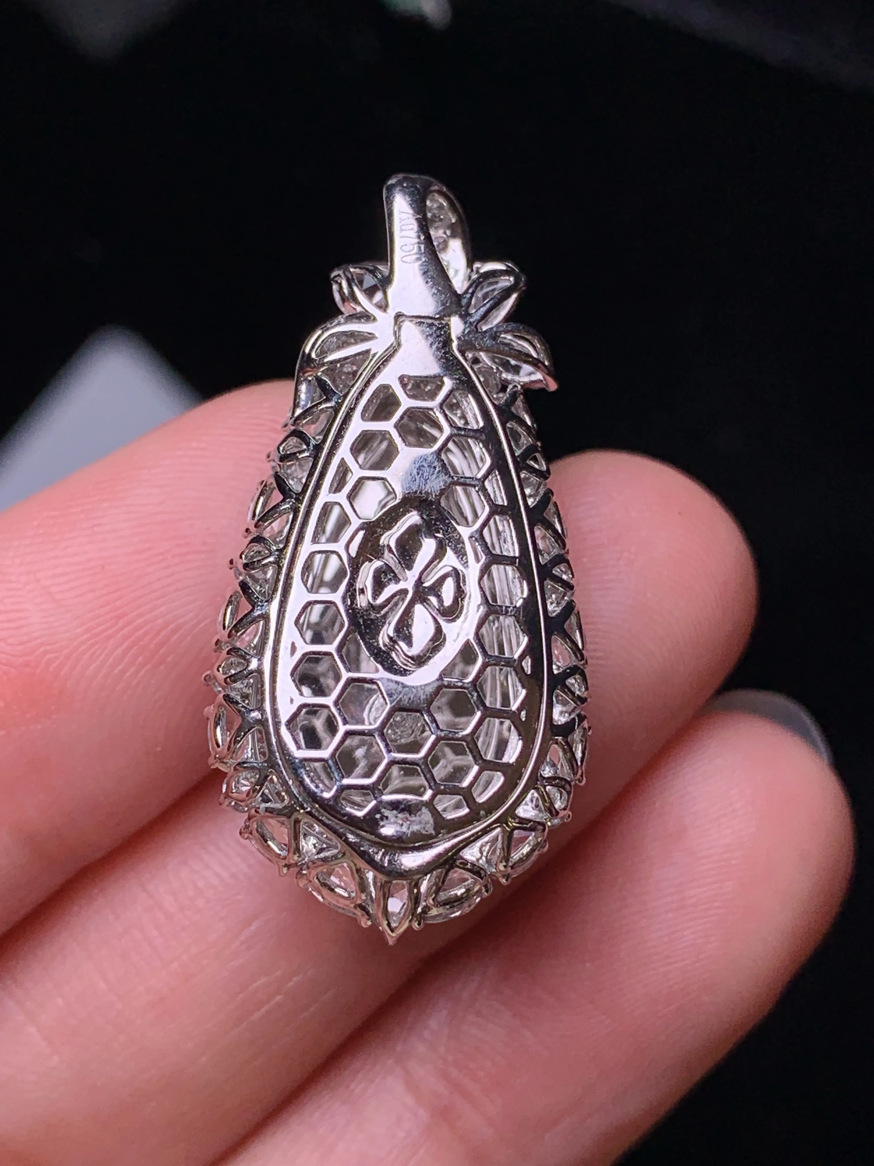 18k金钻镶嵌冰种四季豆吊坠 玉质细腻 色泽清新艳丽 整体尺寸31.8*16*12.6