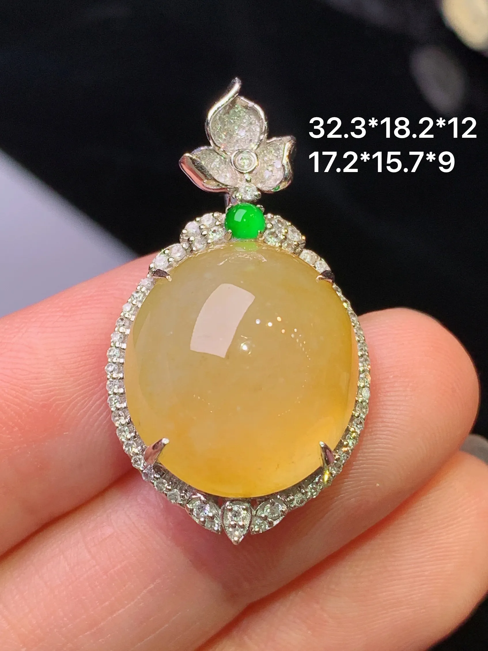 18k金钻镶嵌黄翡蛋面吊坠 玉质细腻 色泽清新艳丽 整体尺寸32.3*18.2*12