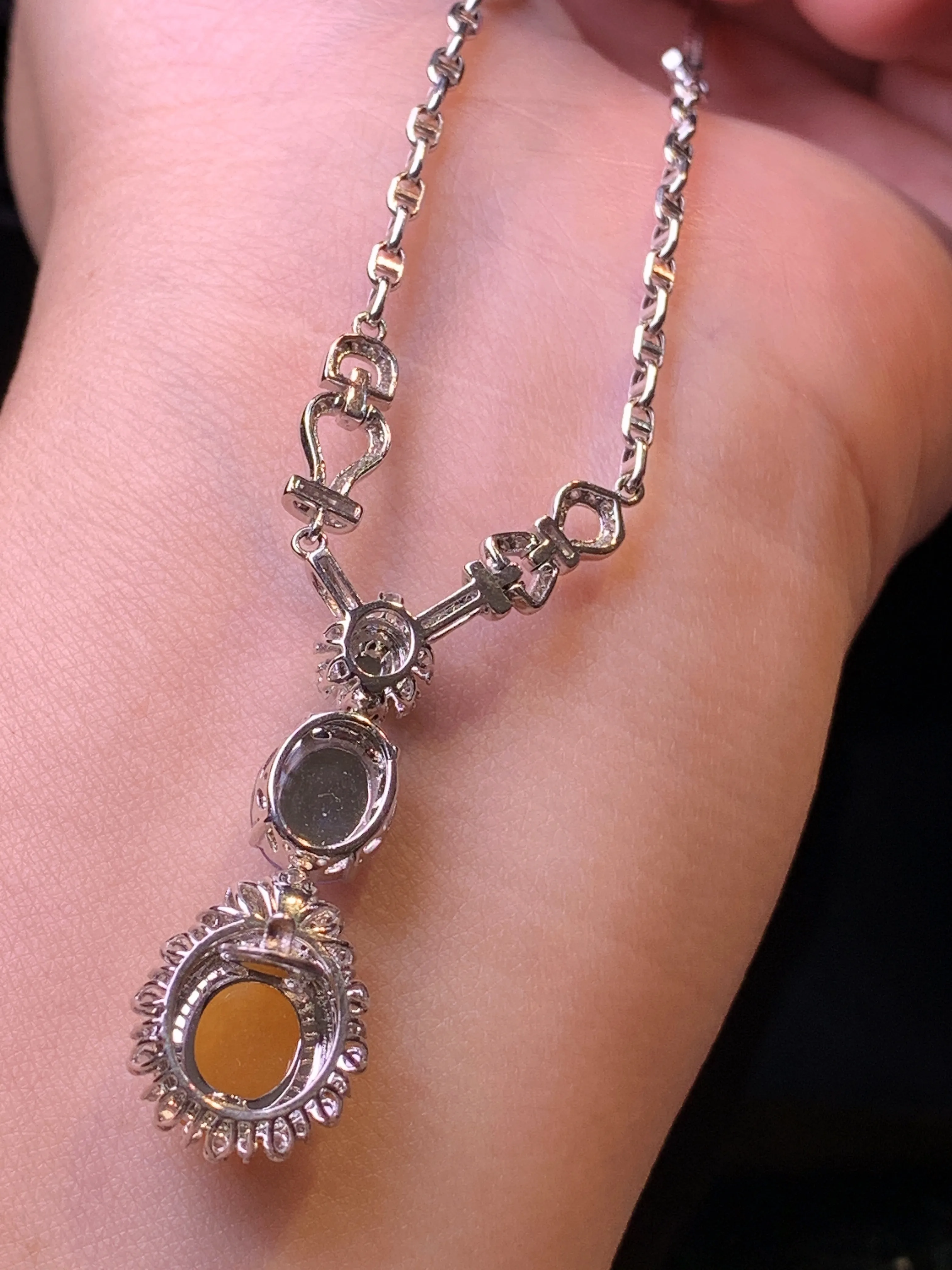 18k金钻镶嵌三彩蛋面项链 玉质细腻 色泽清新艳丽 整体尺寸32.5*12.5*7.8