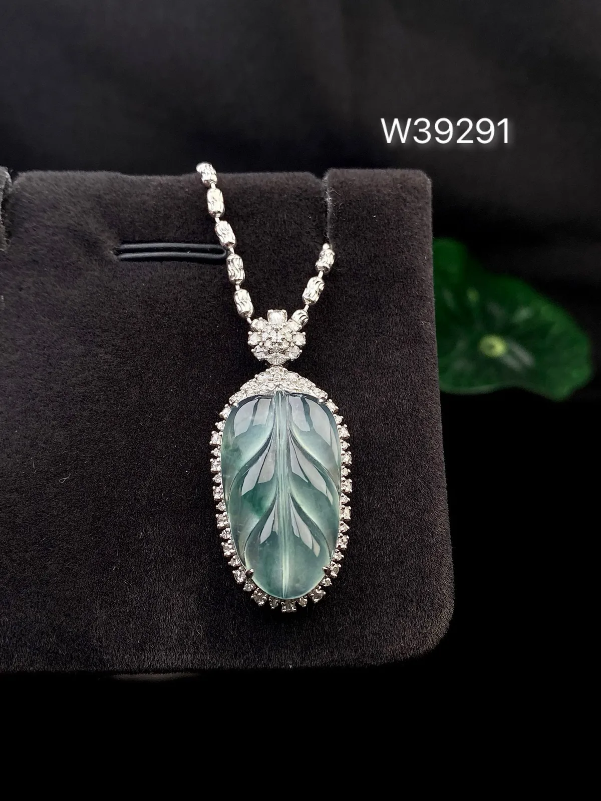 【冰种飘花叶子】金枝玉叶，质地细腻，冰润透亮，光泽出众，18k金钻镶嵌，裸石尺寸23.4*13.8*