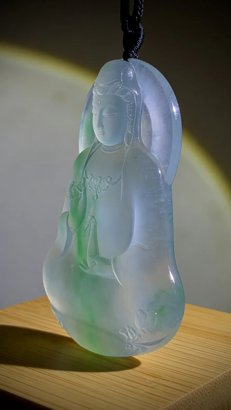 【静心凝神·观自在】，绿花净瓶观音，
山海玉雕艺术作品，
56-38-6mm，