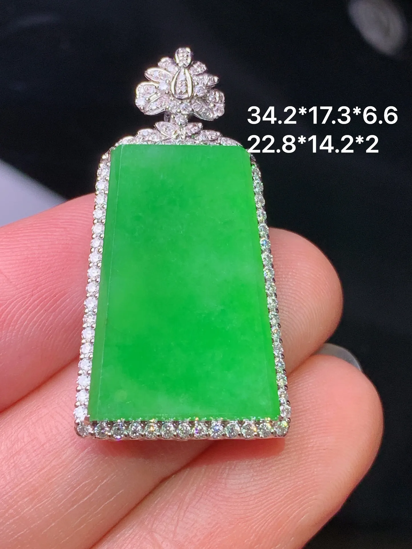 18k金钻镶嵌翠绿无事牌吊坠 玉质细腻 色泽清新艳丽 整体尺寸34.2*17.2*6.6