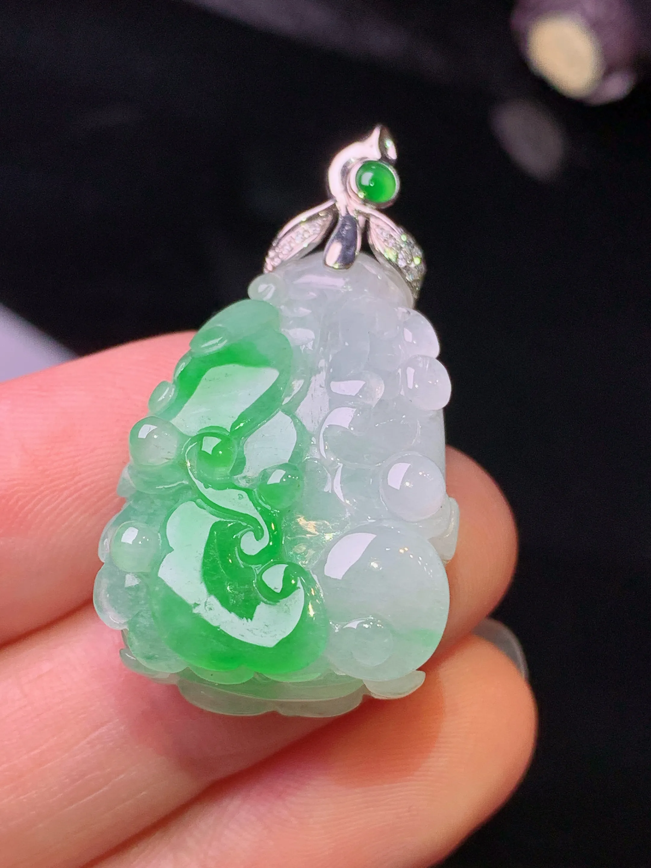 18k金钻镶嵌飘绿白菜吊坠 玉质细腻 色泽清新艳丽 整体尺寸36*19.5*12