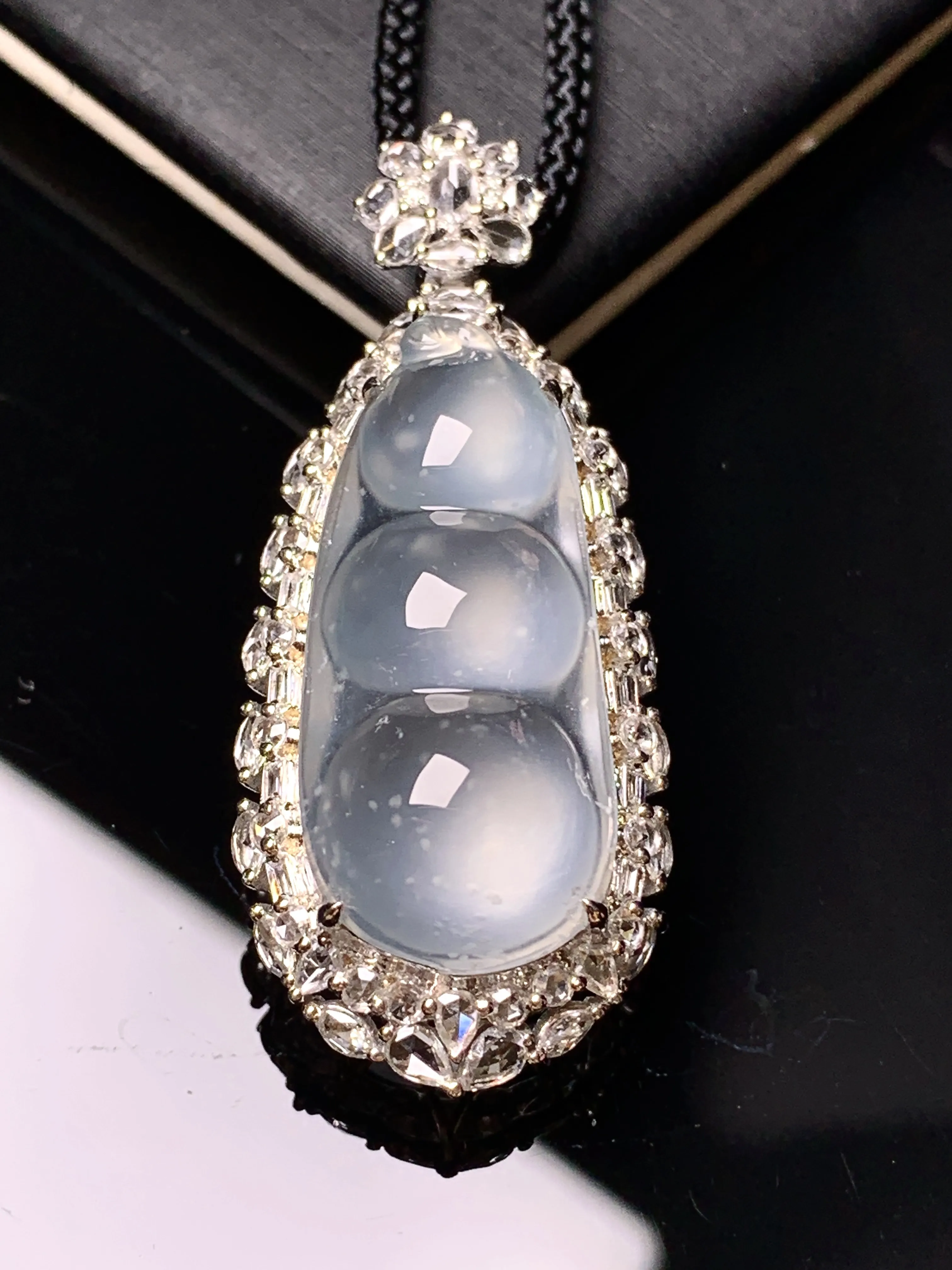 18k金钻镶嵌冰种四季豆吊坠 玉质细腻 色泽清新艳丽 整体尺寸41.3*17*14