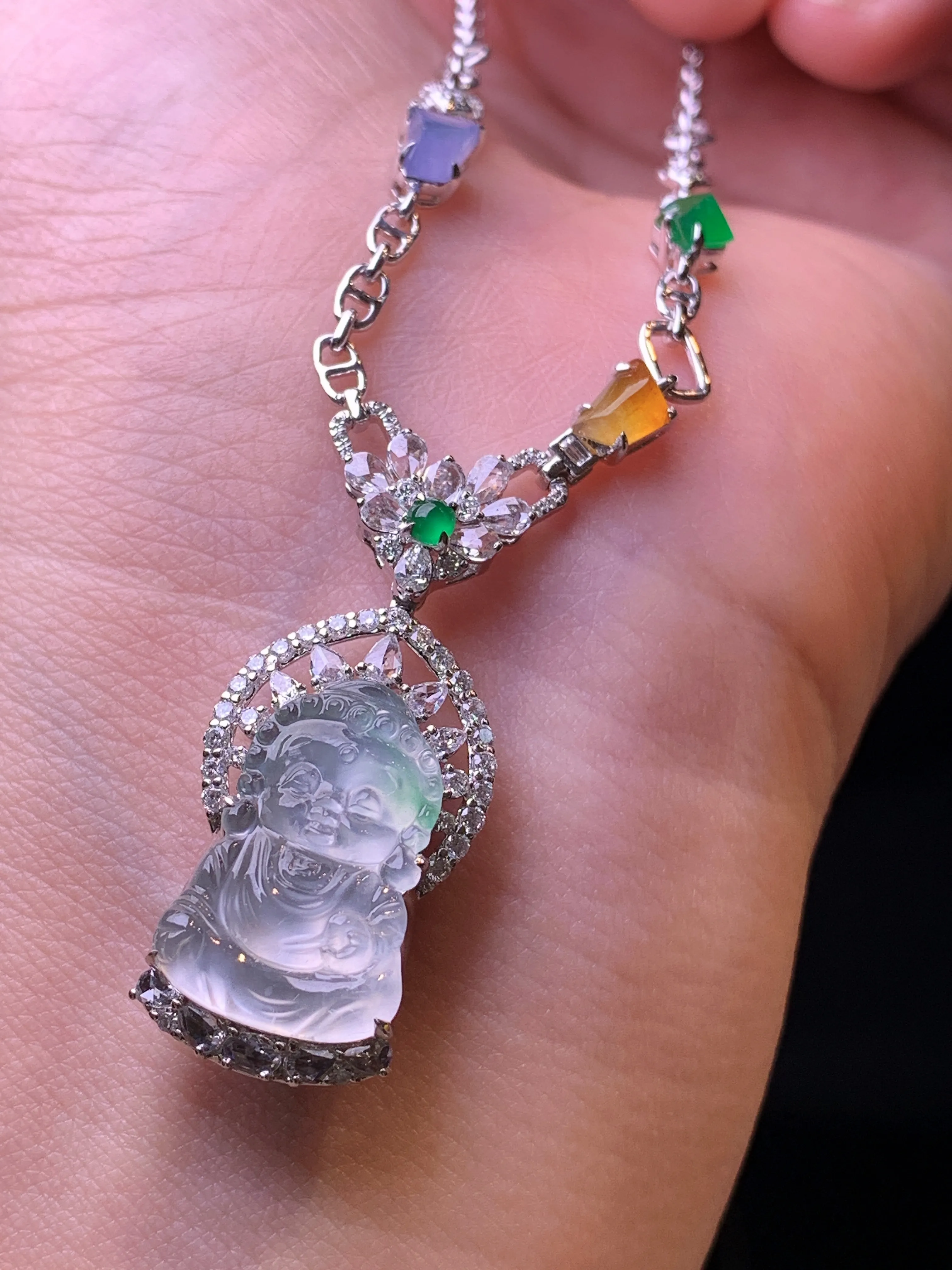 18k金钻镶嵌冰种宝宝观音吊坠 玉质细腻 色泽清新艳丽 整体尺寸33.5*14.3*8