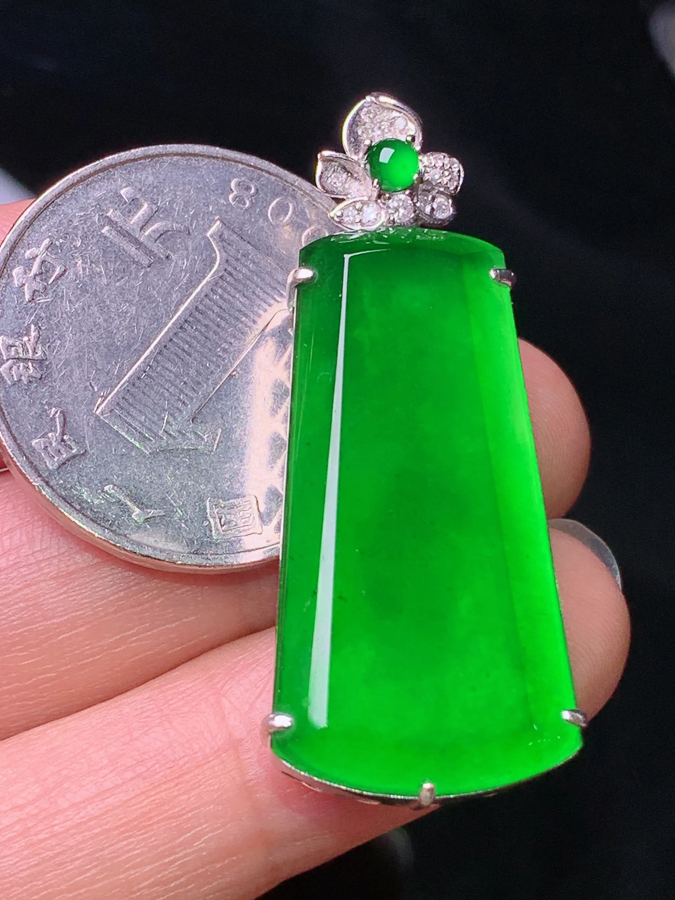 18k金钻镶嵌满绿无事牌吊坠 玉质细腻 色泽清新艳丽 整体尺寸40*16*7