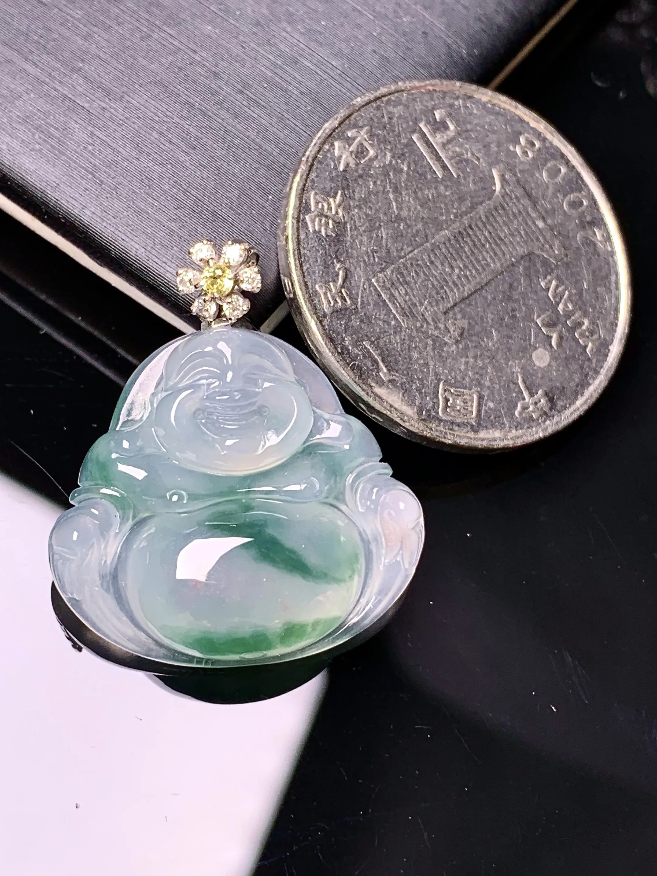 18k金钻镶嵌冰种飘绿佛公吊坠 玉质细腻 色泽清新艳丽 整体尺寸26*22.5*6.3