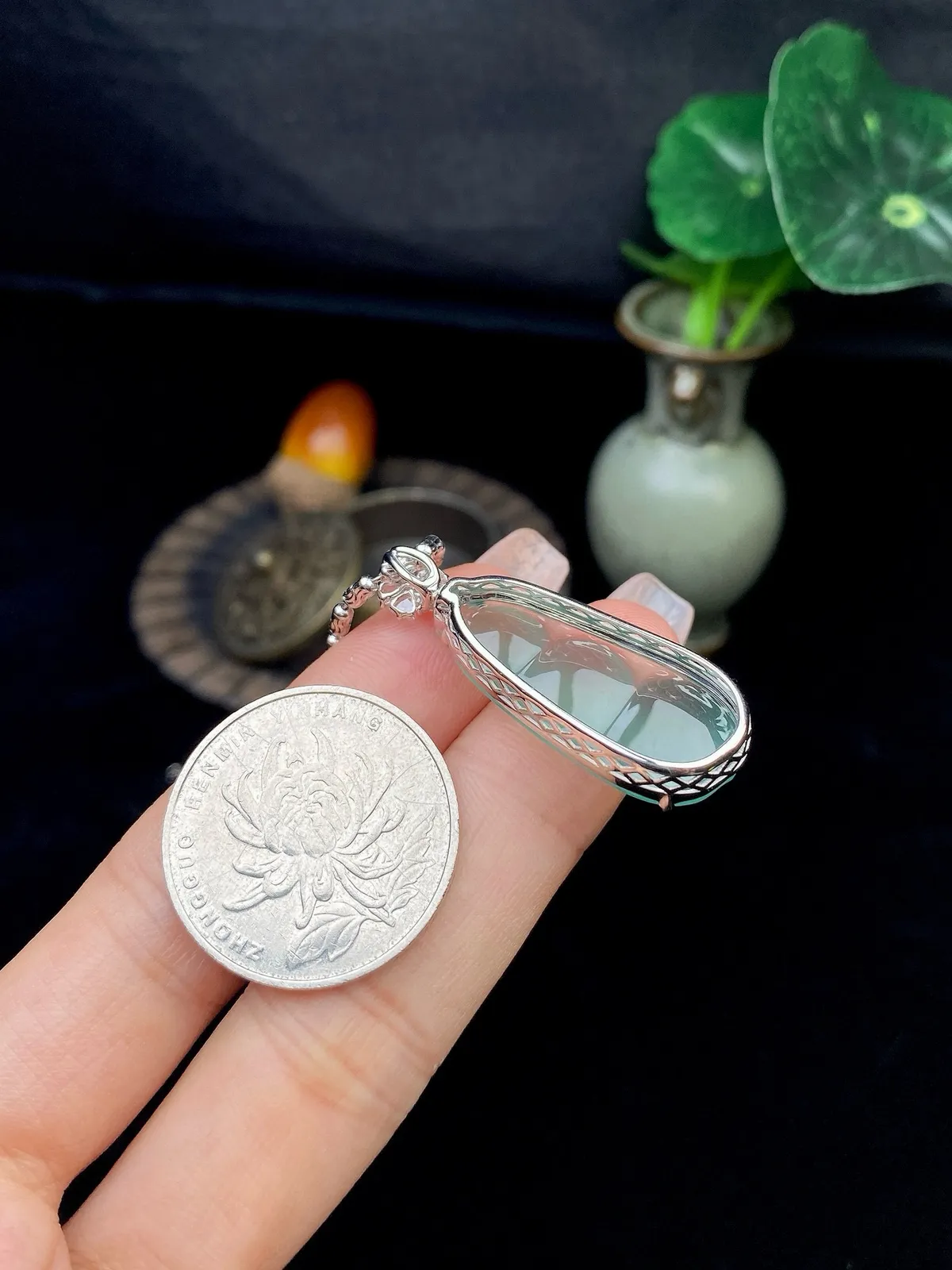 【冰种晴底福豆吊坠】形状非常饱满，冰润通透，种老起光，胶感强烈。18K金钻镶嵌，裸石尺寸29.6*13.4*5.1毫米