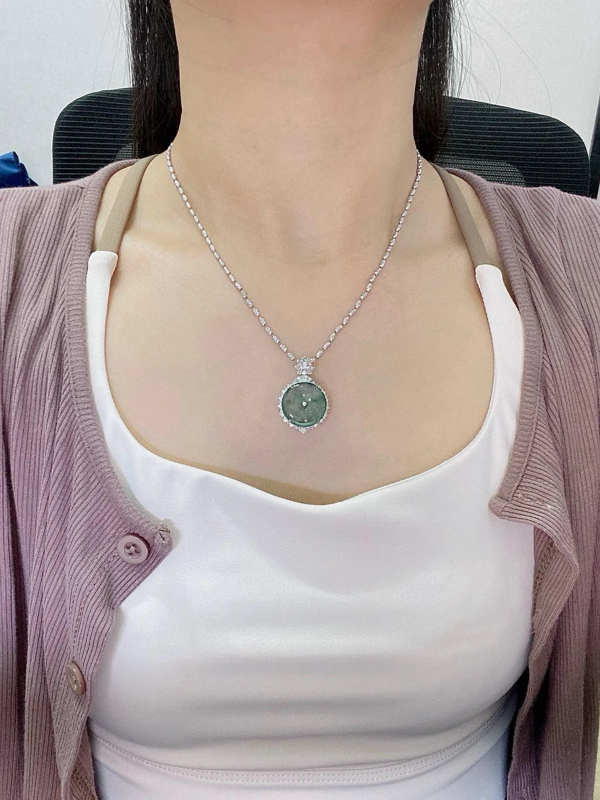 【冰种黄翡飘花平安扣】质地非常细腻，冰润十足，种老冰透，收藏品质，18k金钻镶嵌，裸石尺寸17.5*2.6毫米