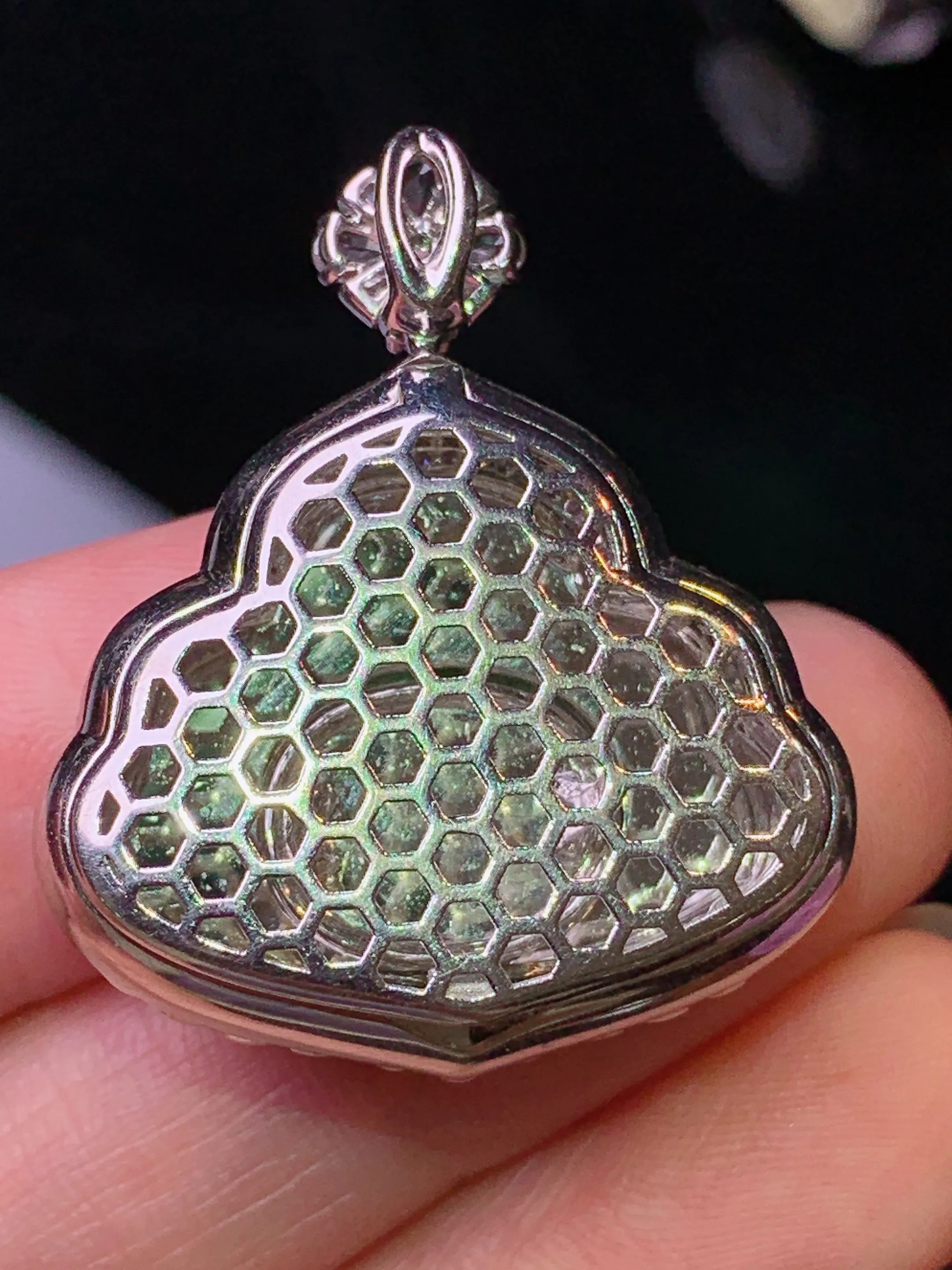 18k金钻镶嵌翠绿佛公吊坠 玉质细腻 色泽清新艳丽 整体尺寸32*27*10