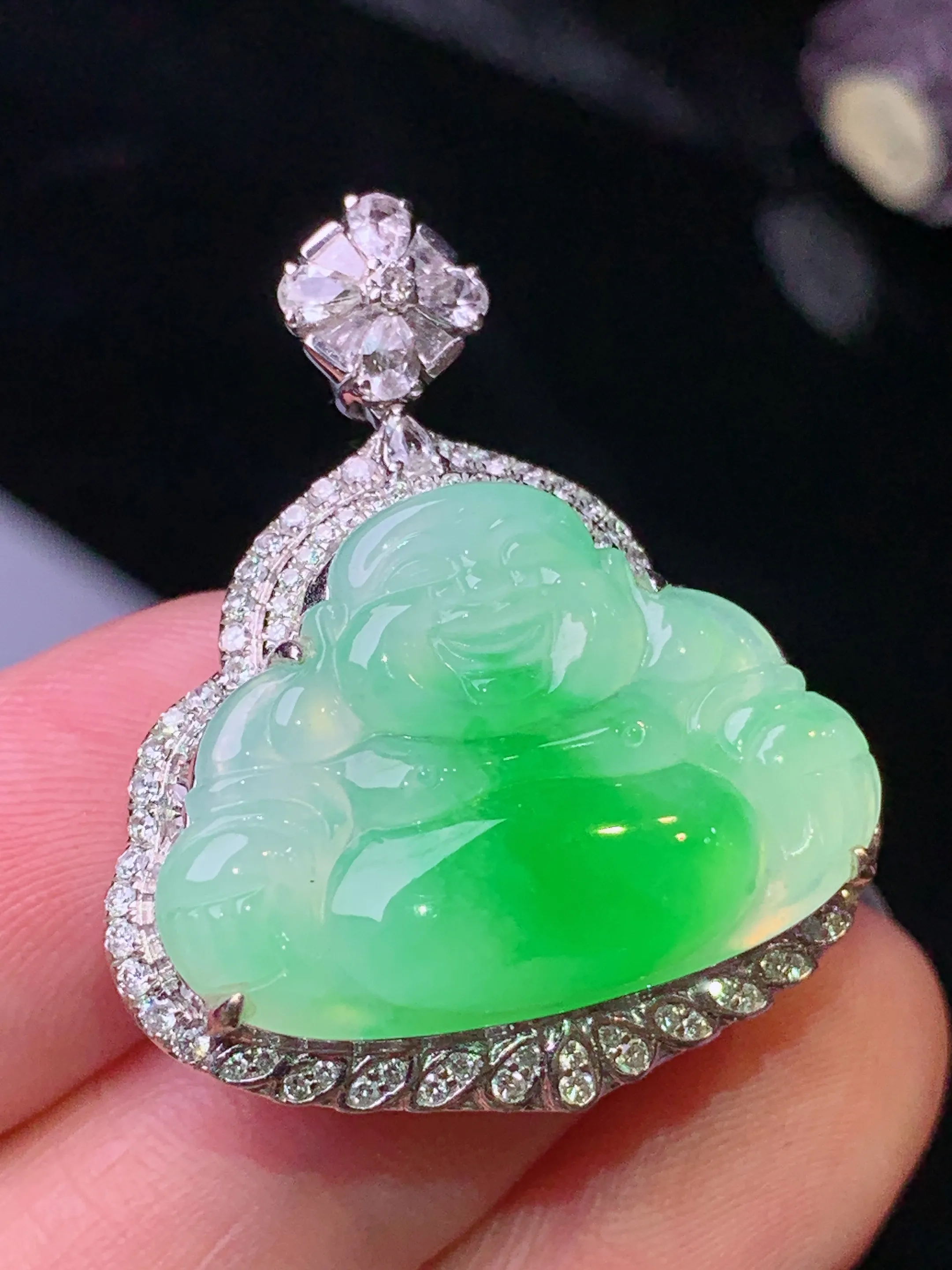 18k金钻镶嵌翠绿佛公吊坠 玉质细腻 色泽清新艳丽 整体尺寸32*27*10