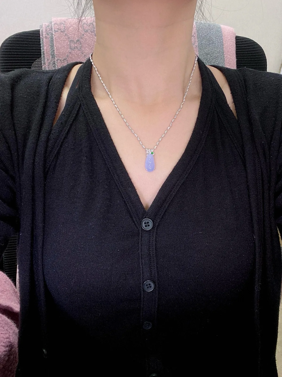 【冰种紫福豆吊坠】种地上乘，冰感十足，通透起光，饱满圆润，18k金钻镶嵌，裸石尺寸17.8*9.1*4.2毫米。