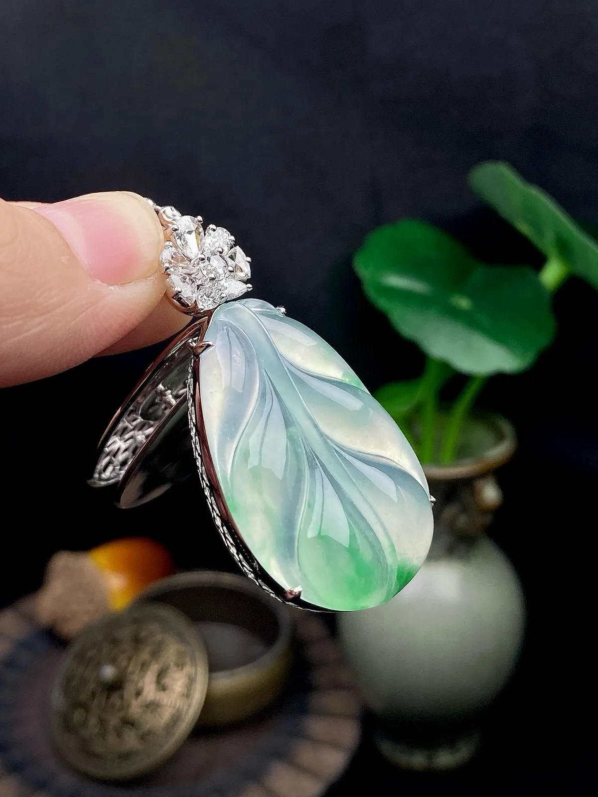 【冰种飘花叶子】金枝玉叶，质地细腻，冰润透亮，光泽出众，18k金钻镶嵌，裸石尺寸30.5*20.8*