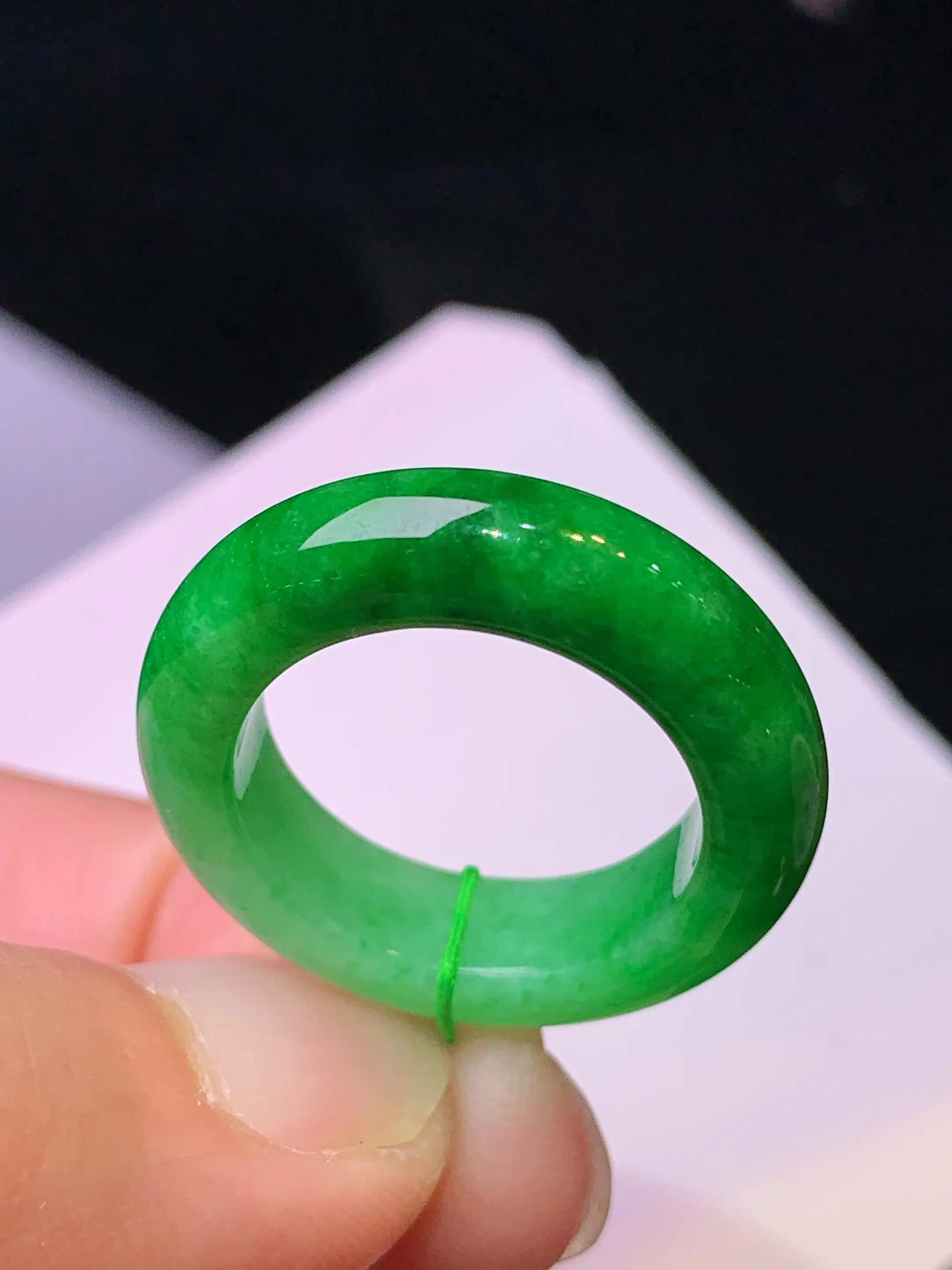 满绿指环 玉质细腻 色泽清新艳丽 圈口13.5 整体尺寸25*5.6*4.2