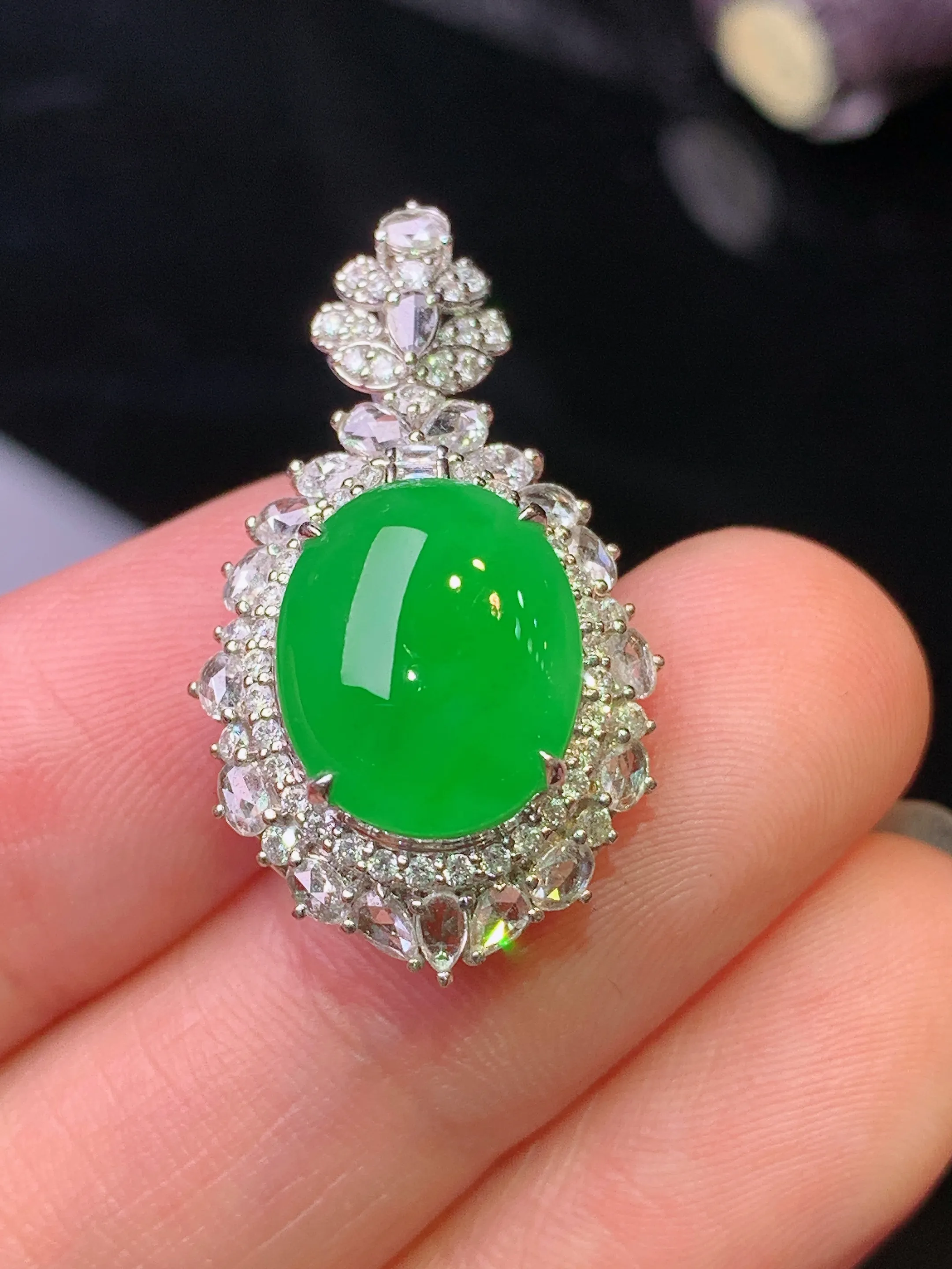 18k金钻镶嵌满绿蛋面吊坠 玉质细腻 色泽清新艳丽 整体尺寸27.7*16*12