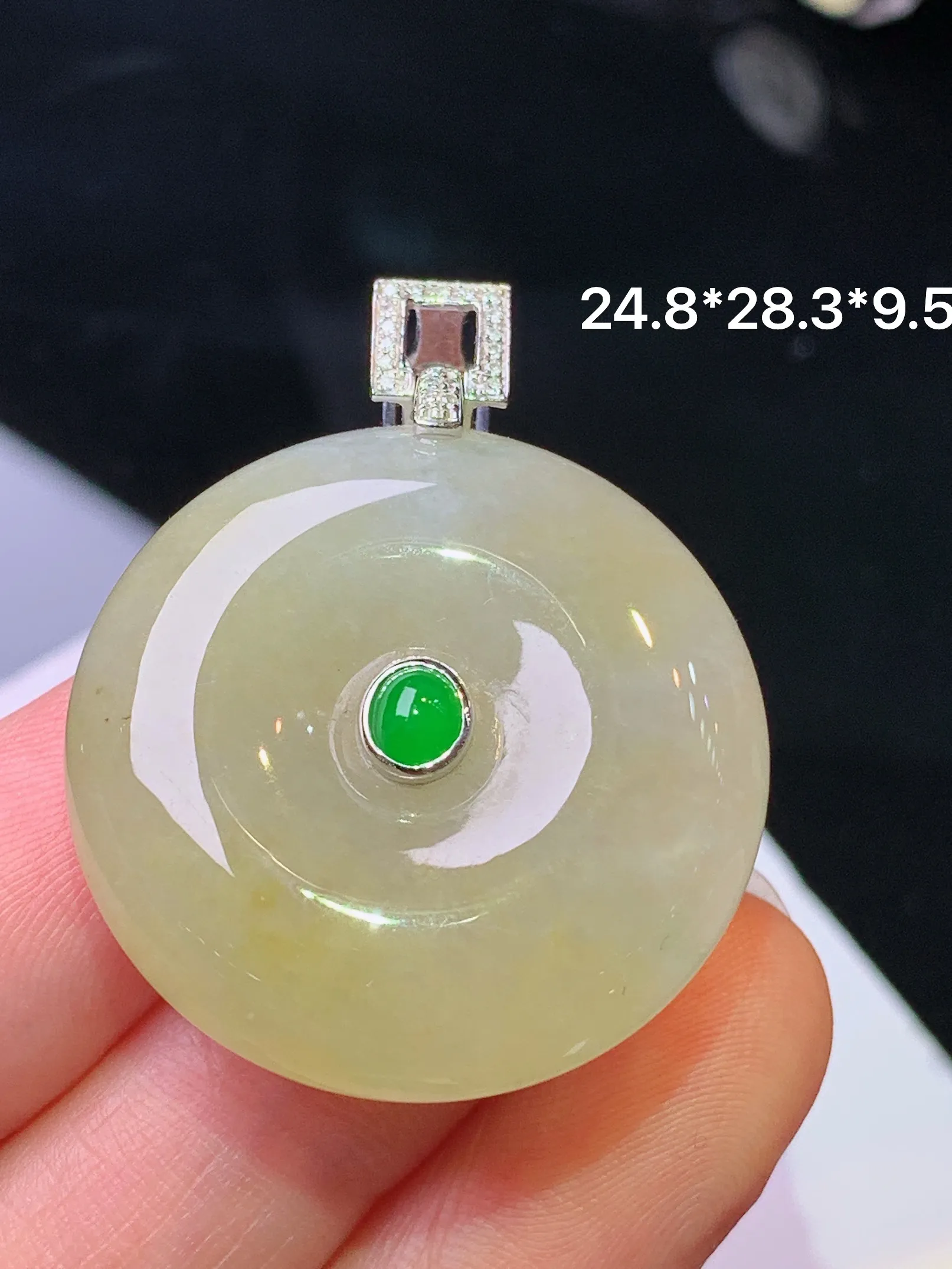 18k金钻镶嵌黄翡平安扣吊坠 玉质细腻 色泽清新艳丽 整体尺寸24.8*28.3*9.5