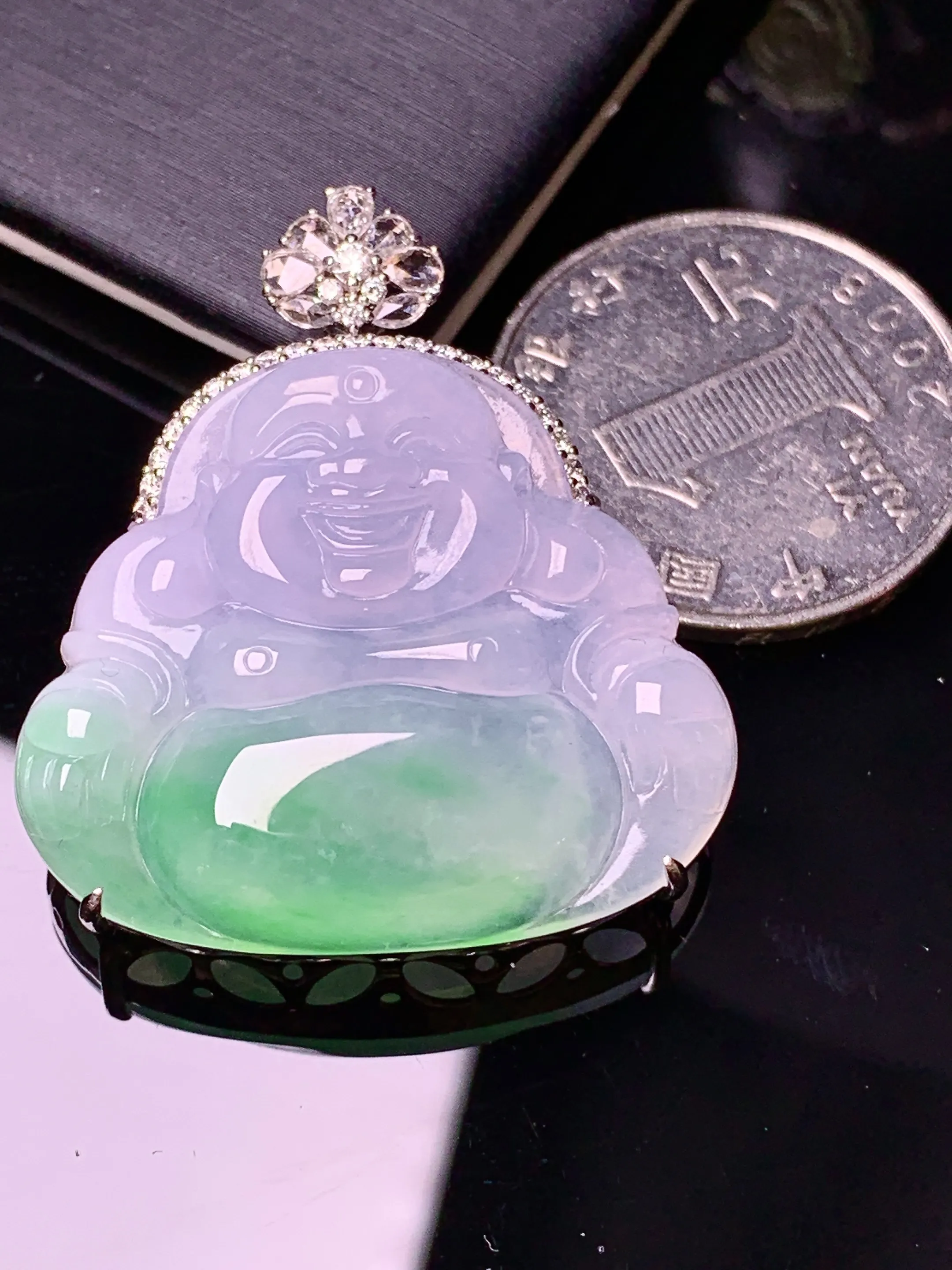 18k金钻镶嵌飘绿佛公吊坠 玉质细腻 色泽清新艳丽 整体尺寸36.8*32*9.8