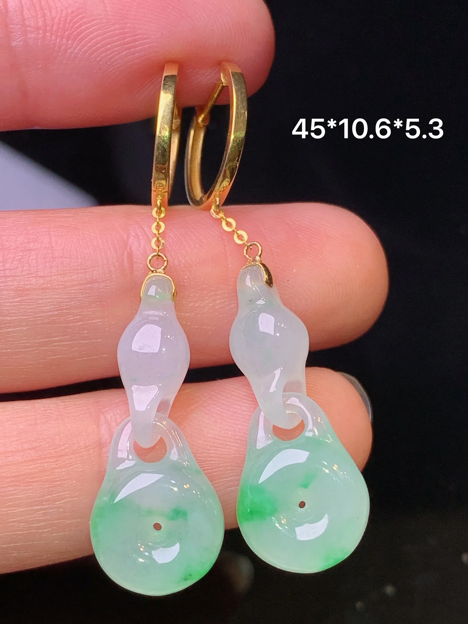 18k金镶嵌飘绿同心锁平安扣耳坠 玉质细腻 色泽清新艳丽 整体尺寸45*10.6*5.3