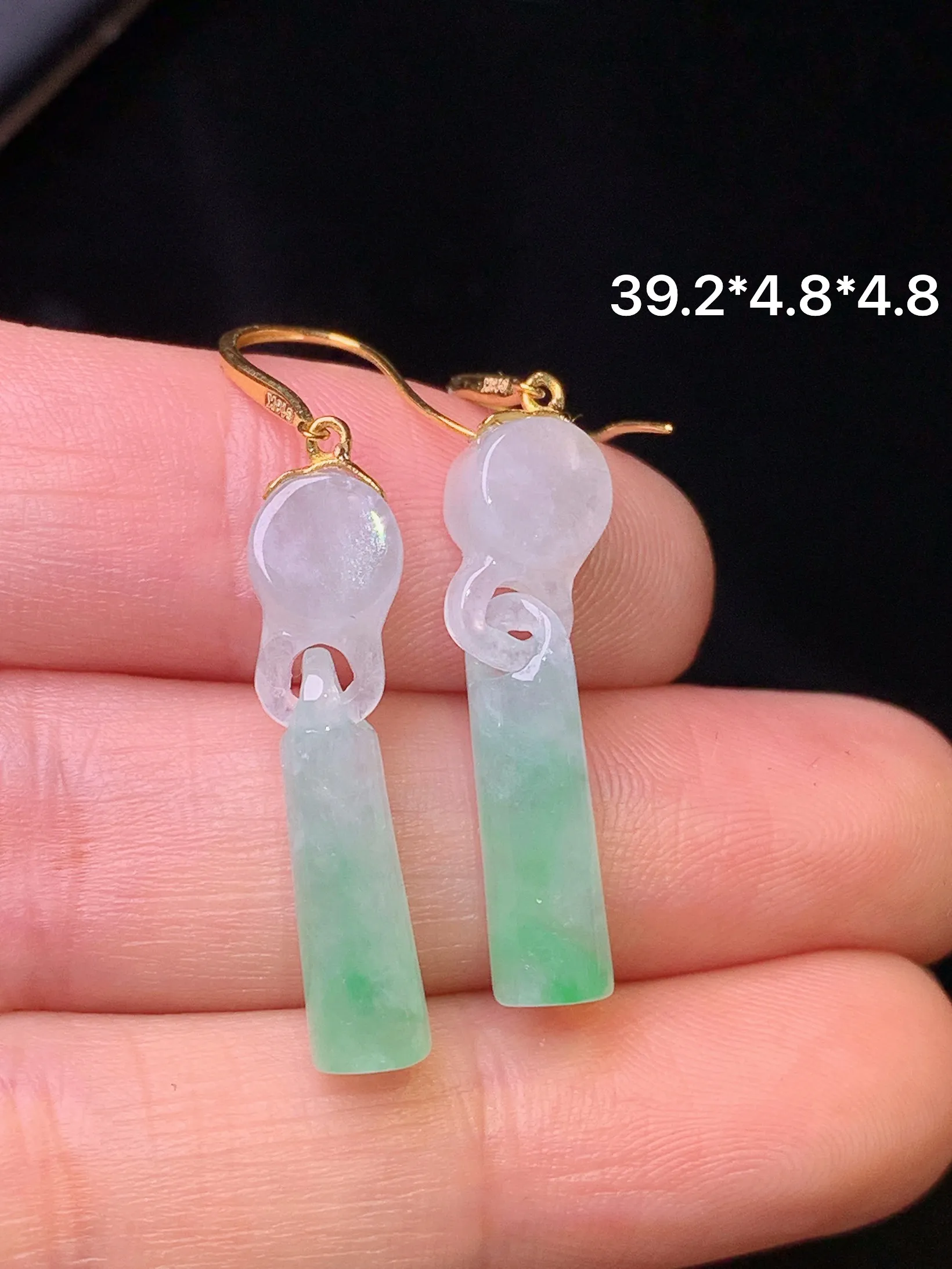 18k金镶嵌飘绿同心锁牌耳坠 玉质细腻 色泽清新艳丽 整体尺寸39.2*4.8*4.8