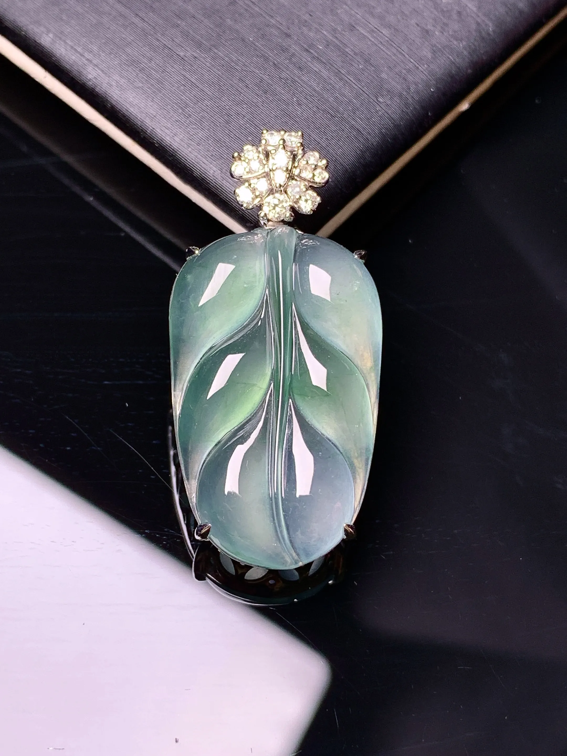 18k金钻镶嵌冰种飘绿树叶吊坠 玉质细腻 色泽清新艳丽 整体尺寸32*15.3*6.5