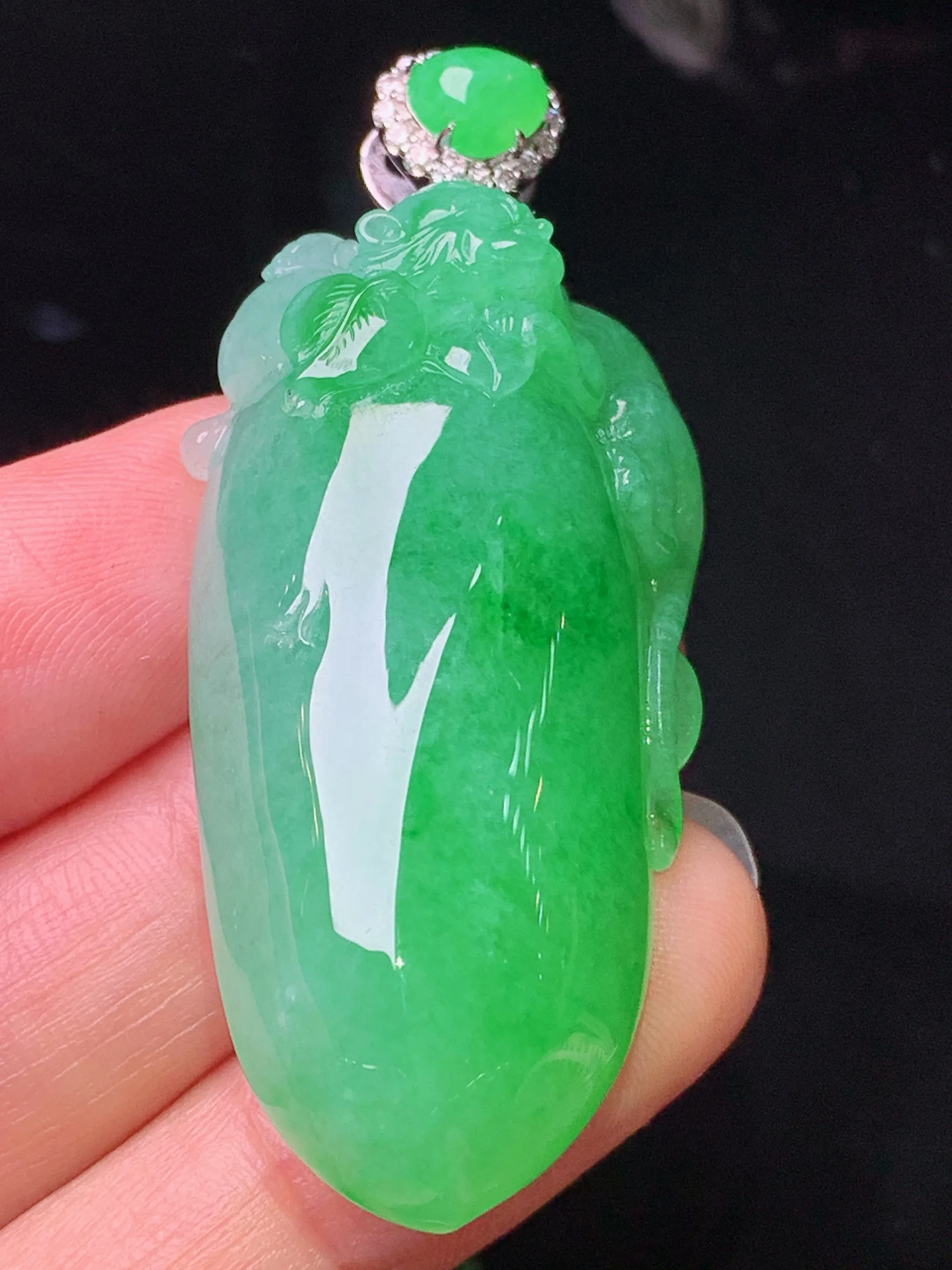 18k金钻镶嵌翠绿福瓜吊坠 玉质细腻 色泽清新艳丽 整体尺寸54.8*23.7*12.8