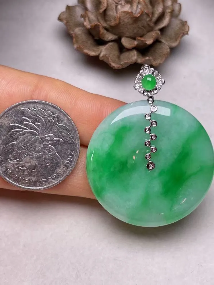 冰糯种辣色平安扣吊坠、真金真钻镶嵌，种水好，玉质细腻 .裸石尺寸 35.2.