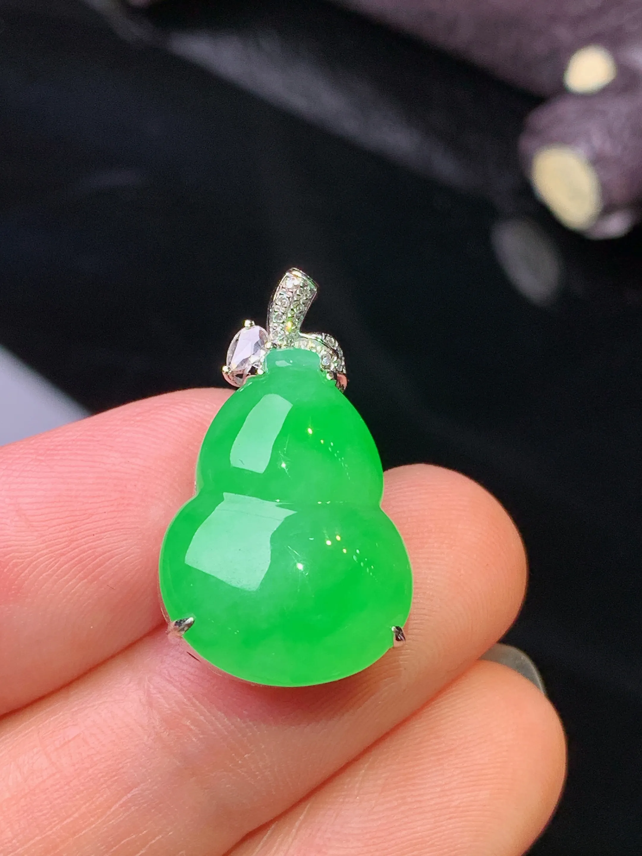 18k金钻镶嵌翠绿葫芦吊坠 玉质细腻 色泽清新艳丽 整体尺寸23.8*14*8.8