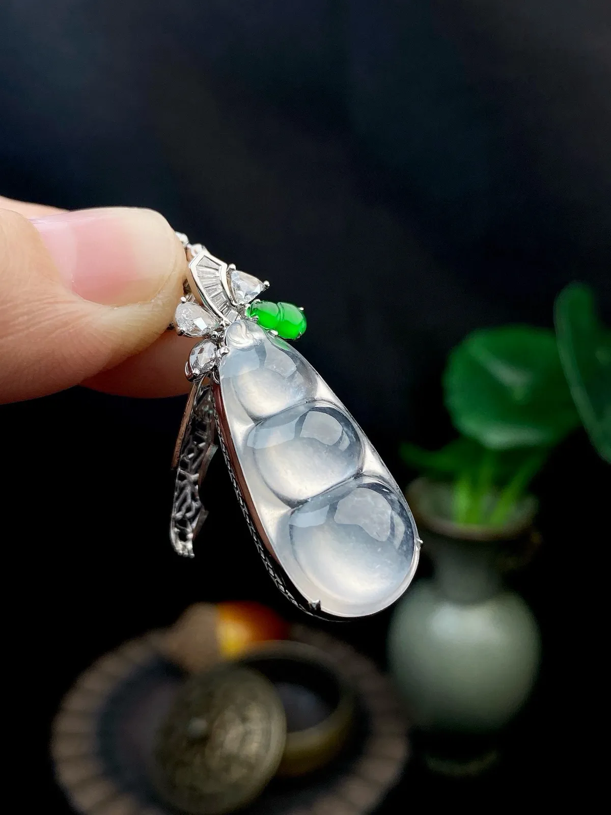 【冰种福豆吊坠】种地上乘，冰感十足，通透起光，饱满圆润，18k金钻镶嵌，裸石尺寸27.3*13.8*