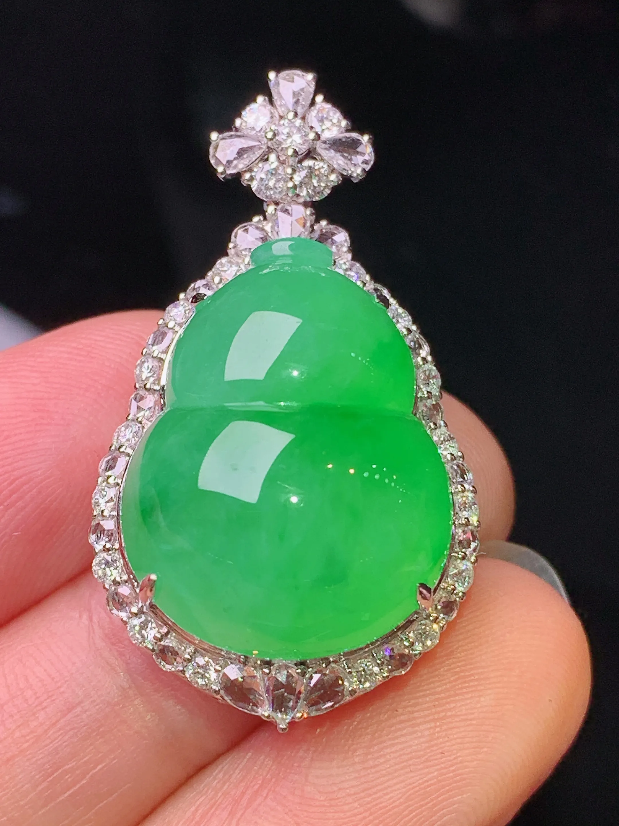 18k金钻镶嵌满绿葫芦吊坠 玉质细腻 色泽清新艳丽 整体尺寸35.2*19.7*13.5