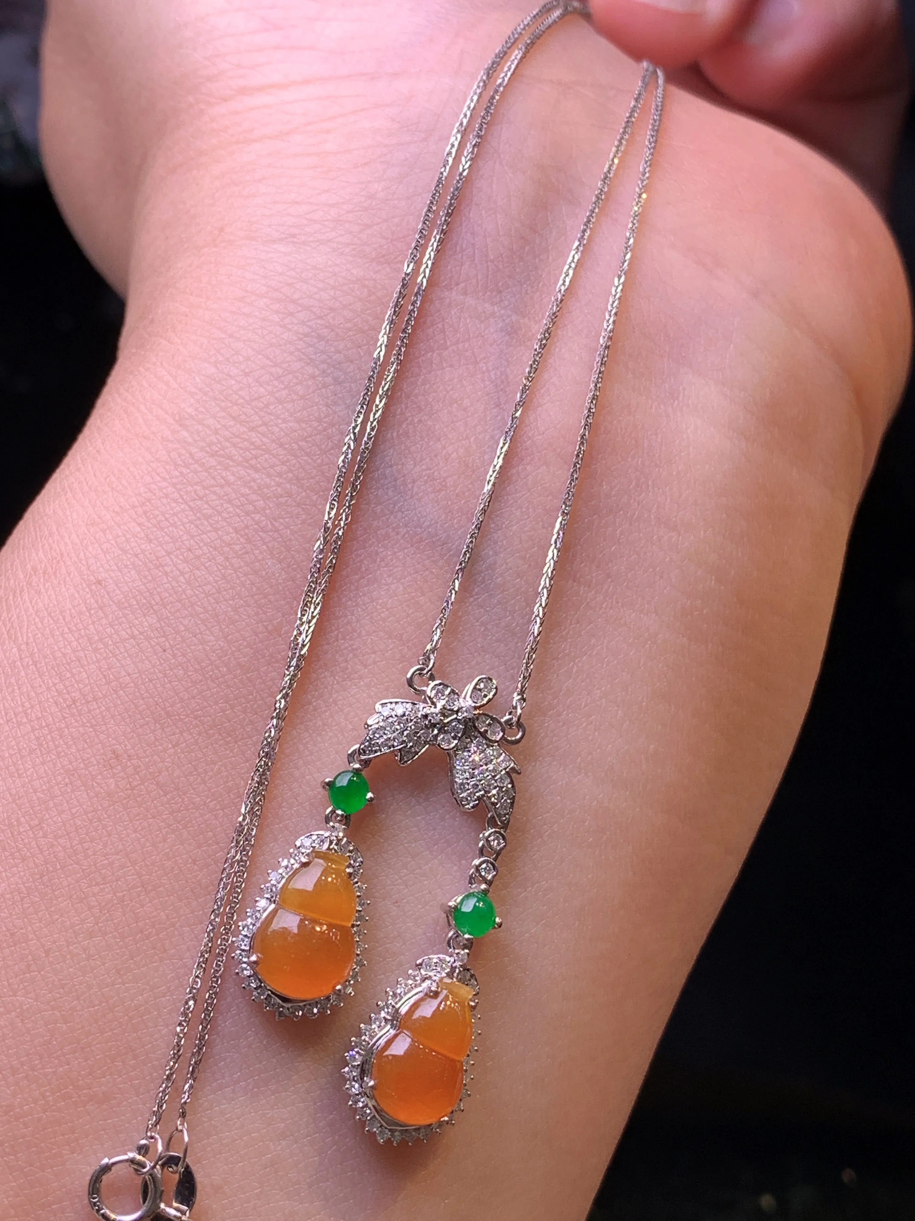 18k金钻镶嵌红翡葫芦项链 玉质细腻 色泽清新艳丽 整体尺寸28*8.5*5.3