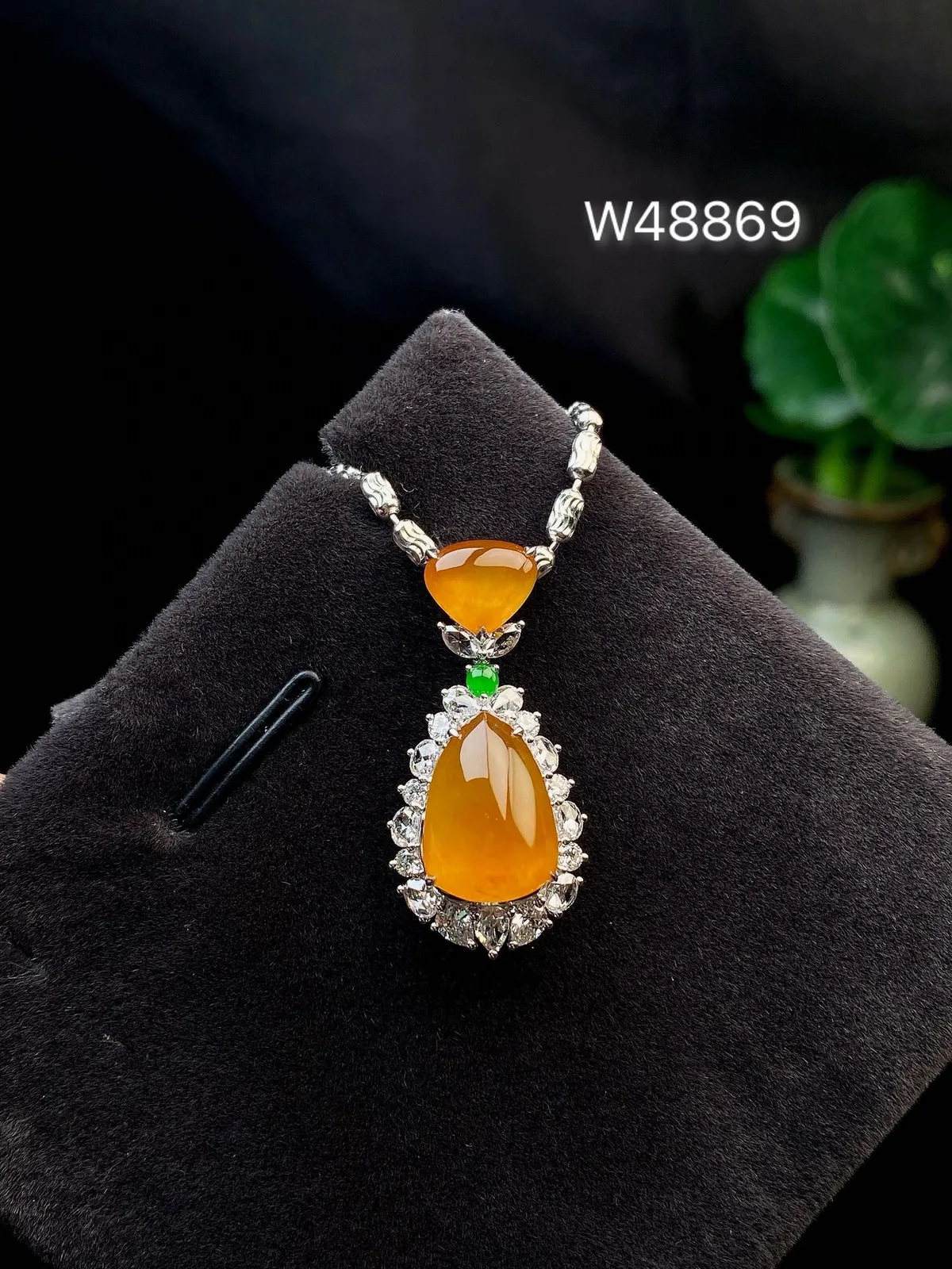 【冰种黄翡水滴吊坠】质地细腻，冰润透亮，光泽出众，18k金钻镶嵌，裸石尺寸12.4*8.8*4.8毫