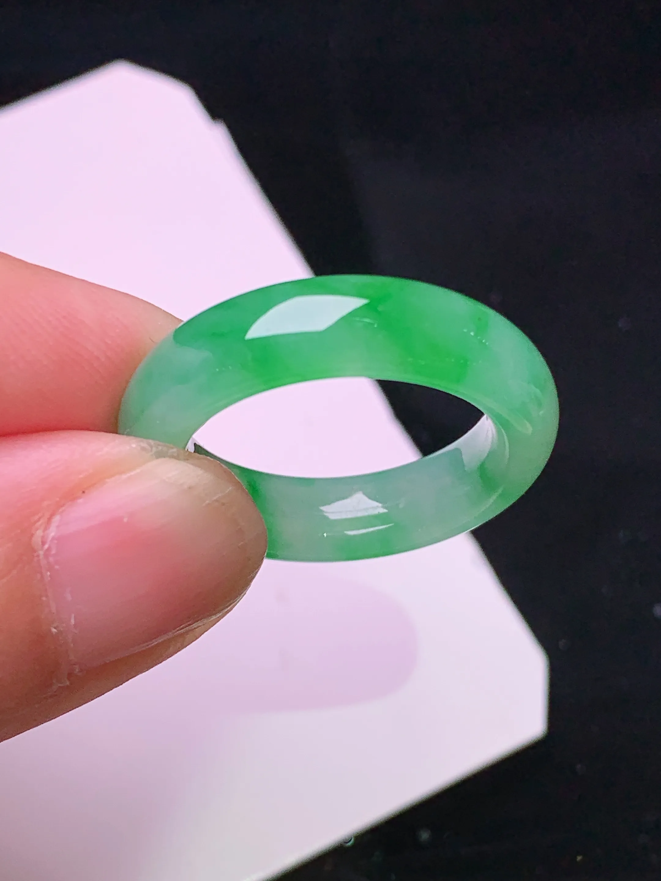 翠绿指环 玉质细腻 色泽清新艳丽 圈口13.5 整体尺寸24.2*5.6*4