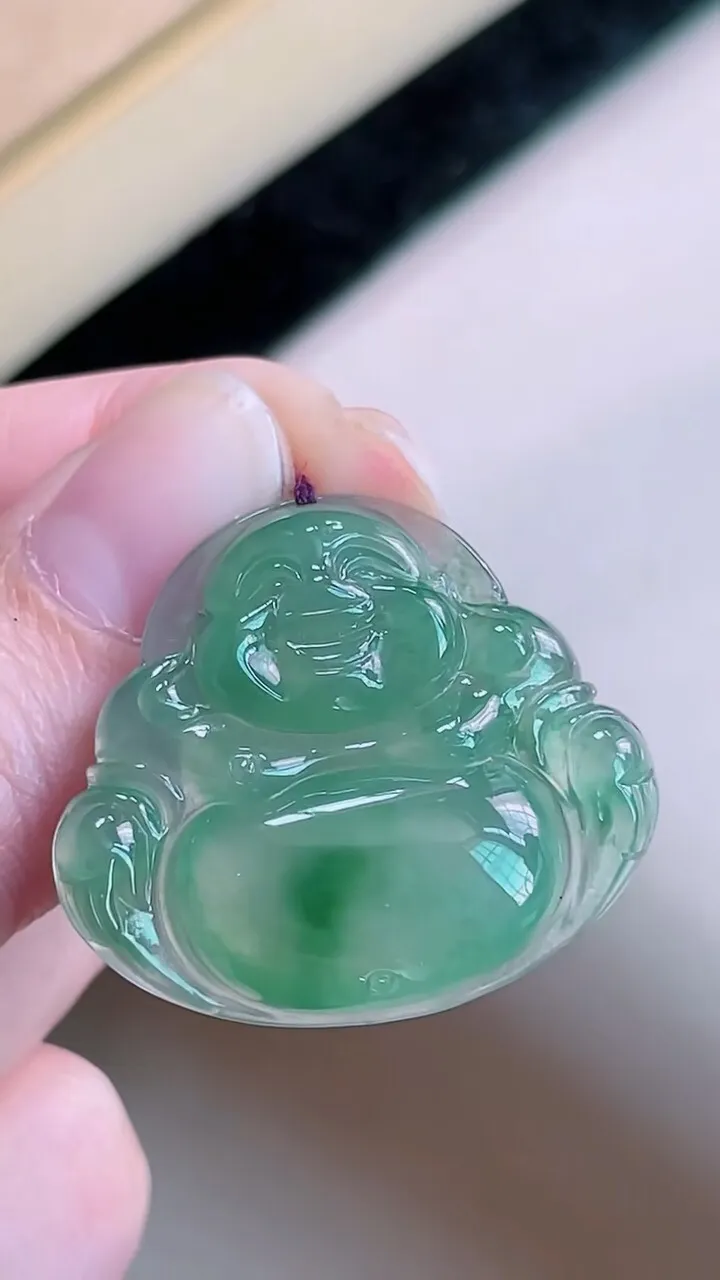 【翡翠名称】老坑种冰飘绿佛公翡翠吊坠
【翡翠尺寸】25.8/29.3/5.2mm
【翡翠描述】宝贝种老水足，玉质细腻，色泽靓丽，性价比高，佩戴效果好！
【其它赠送】权威证书/精美挂绳盒子/支持全国复检