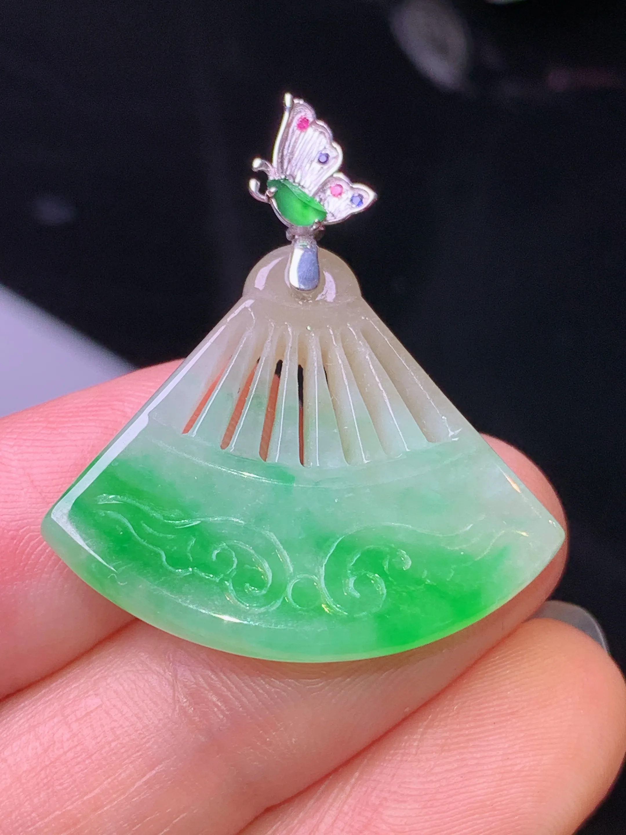 18k金镶嵌飘绿扇形吊坠 玉质细腻 色泽清新艳丽 整体尺寸32.8*28.3*4.2